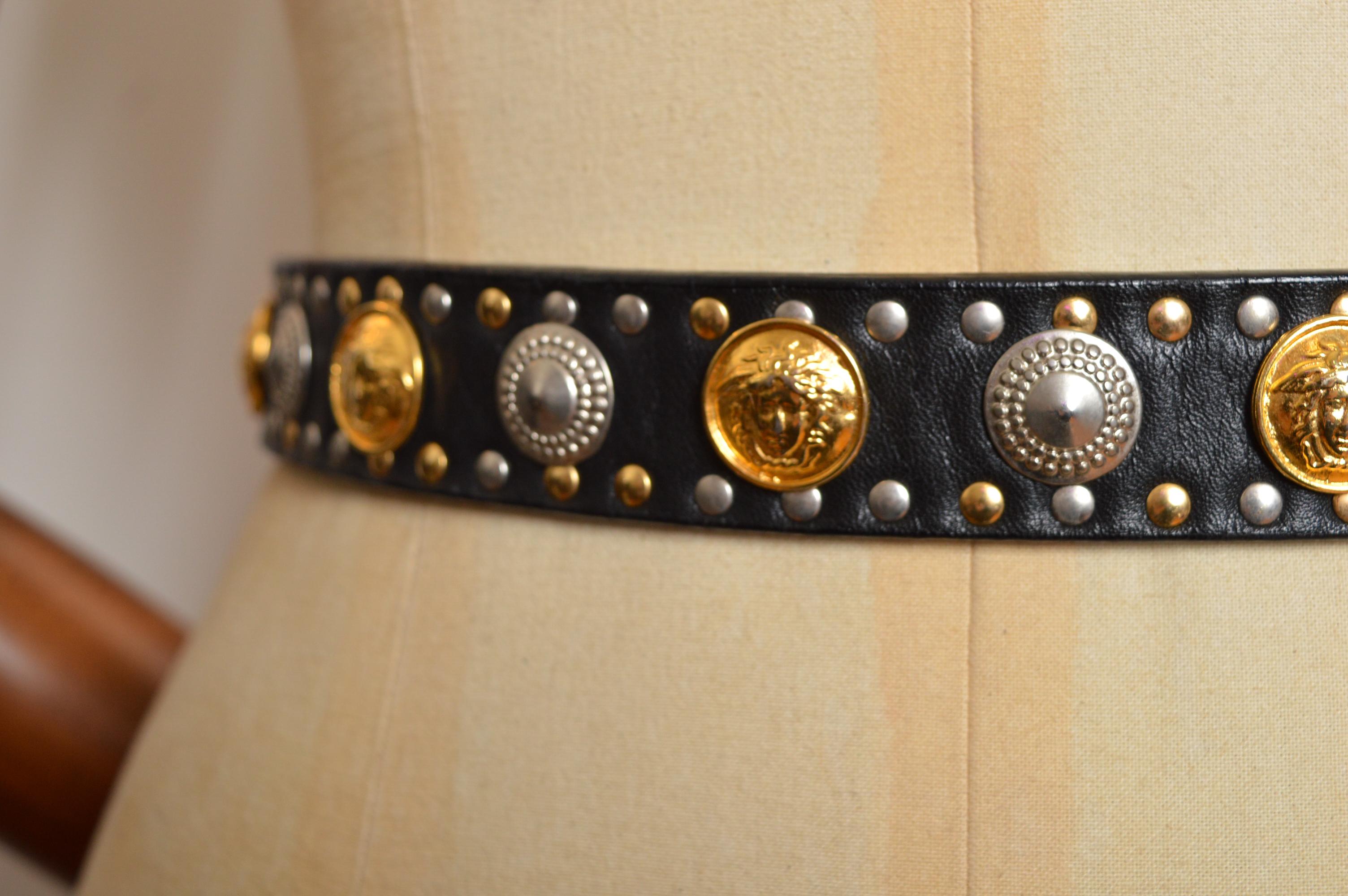 Gianni Versace anni '90 Cintura con borchie in pelle nera e oro con testa di Medusa in vendita 5