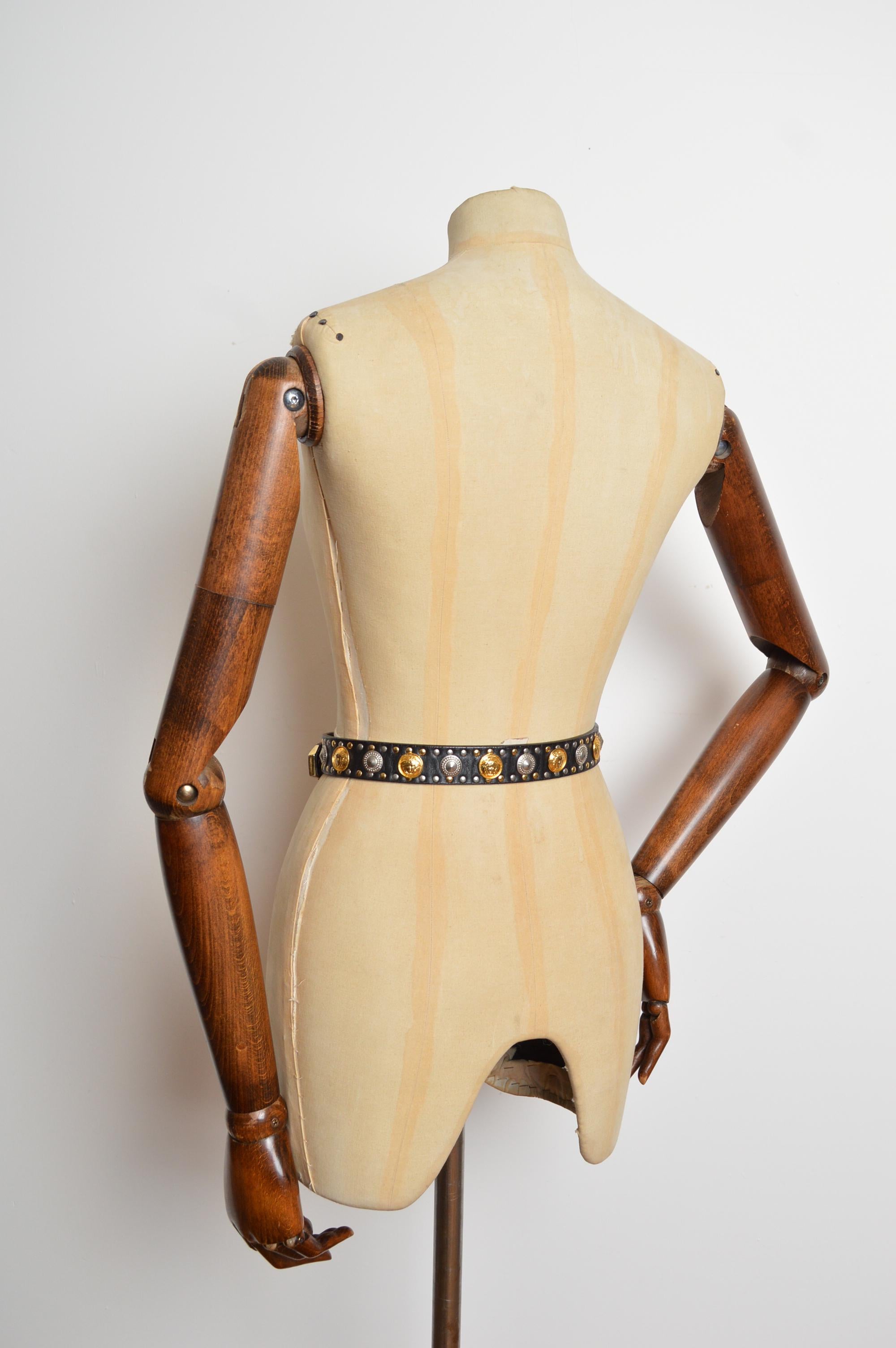 Gianni Versace anni '90 Cintura con borchie in pelle nera e oro con testa di Medusa in vendita 6