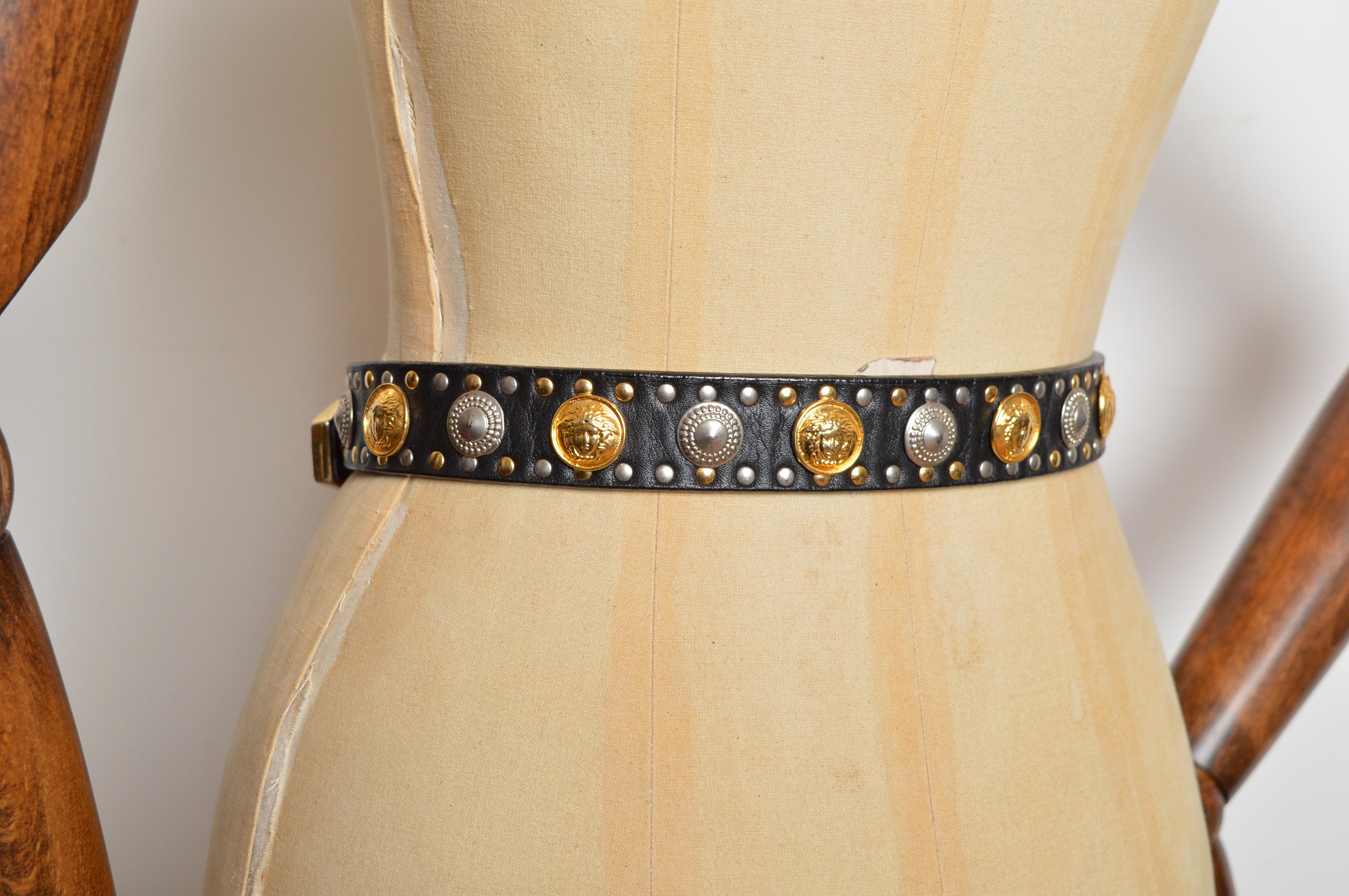 Gianni Versace anni '90 Cintura con borchie in pelle nera e oro con testa di Medusa in vendita 7