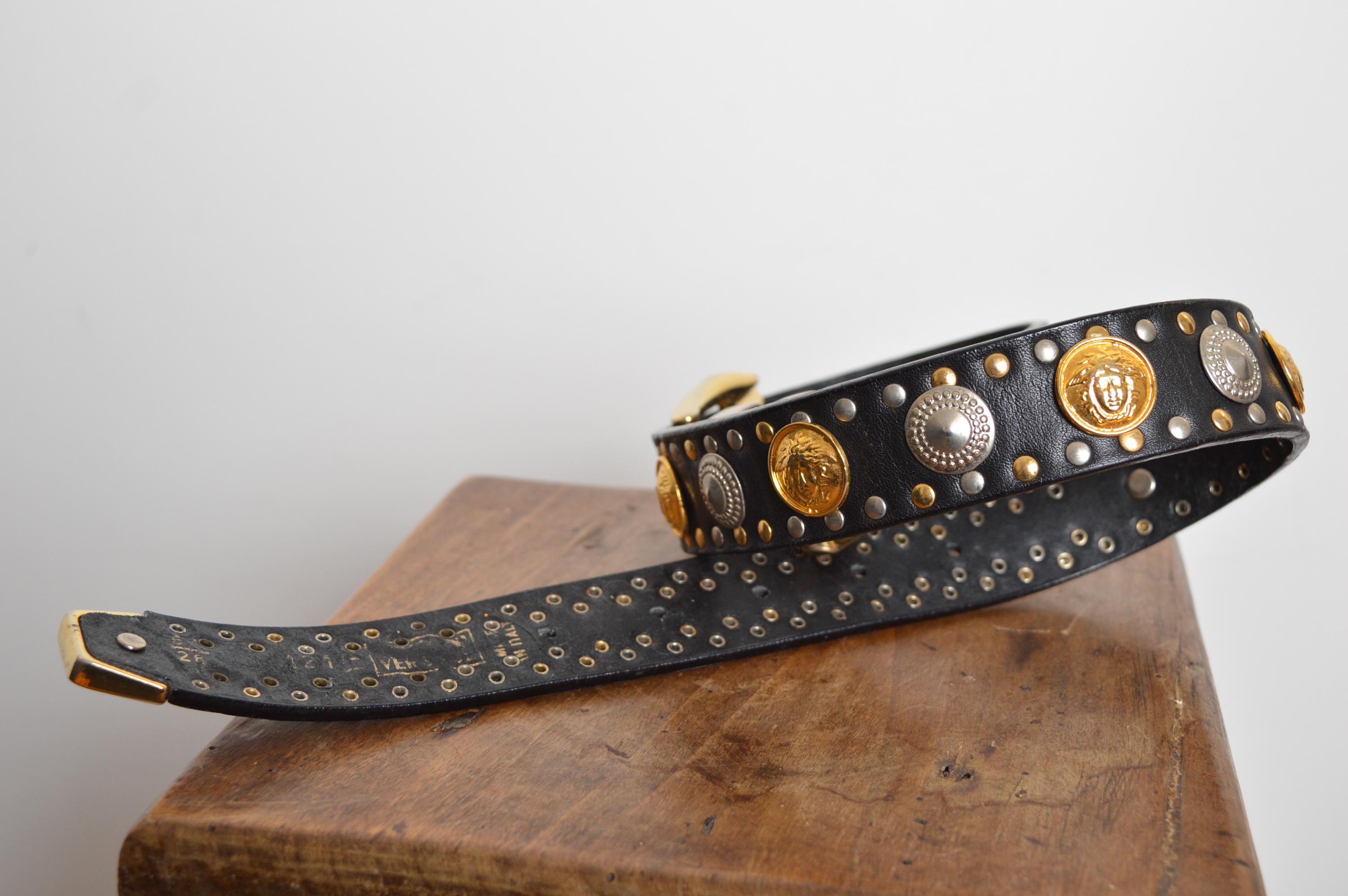 Gianni Versace anni '90 Cintura con borchie in pelle nera e oro con testa di Medusa in vendita 8