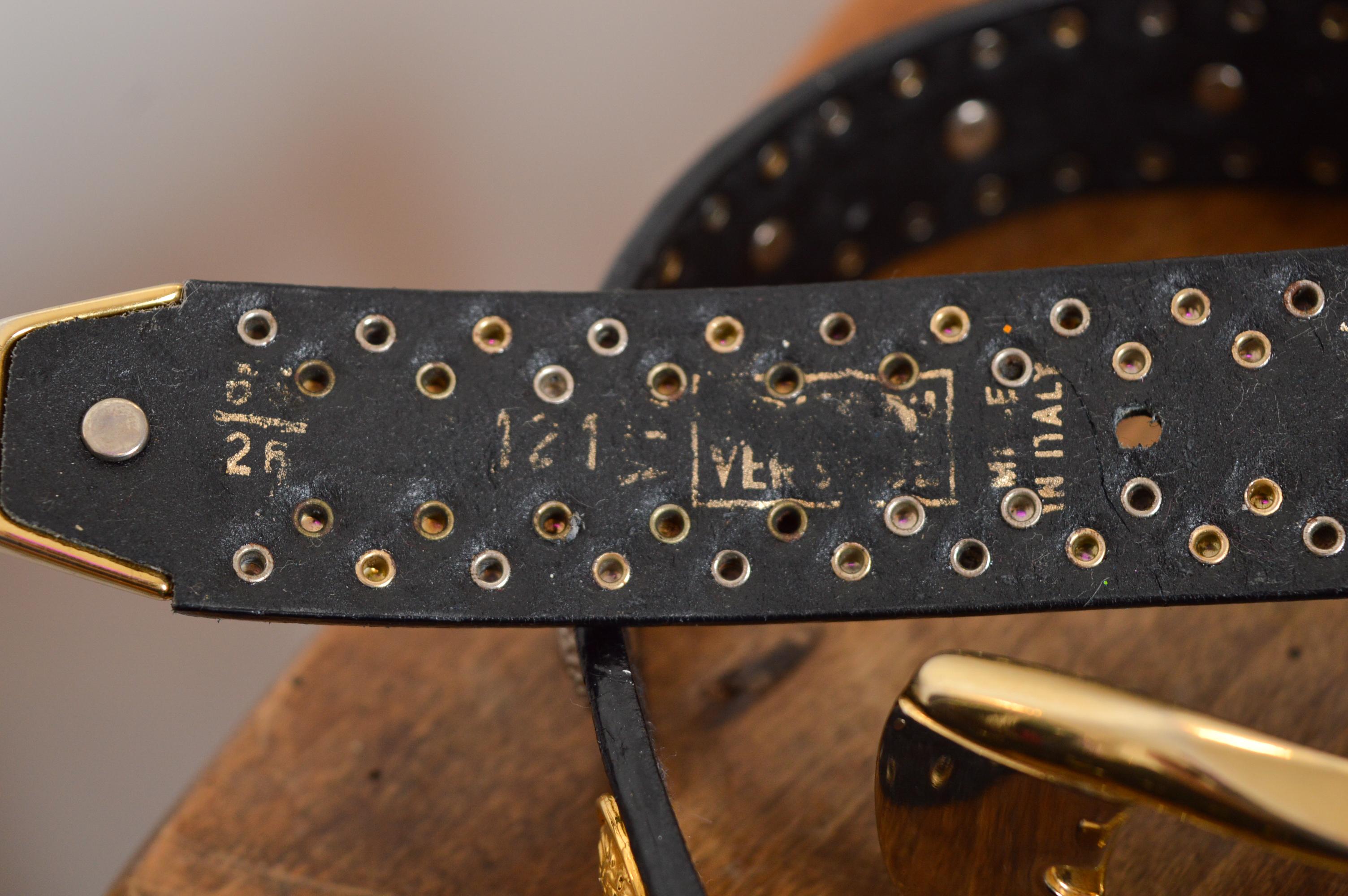 Gianni Versace anni '90 Cintura con borchie in pelle nera e oro con testa di Medusa in vendita 9