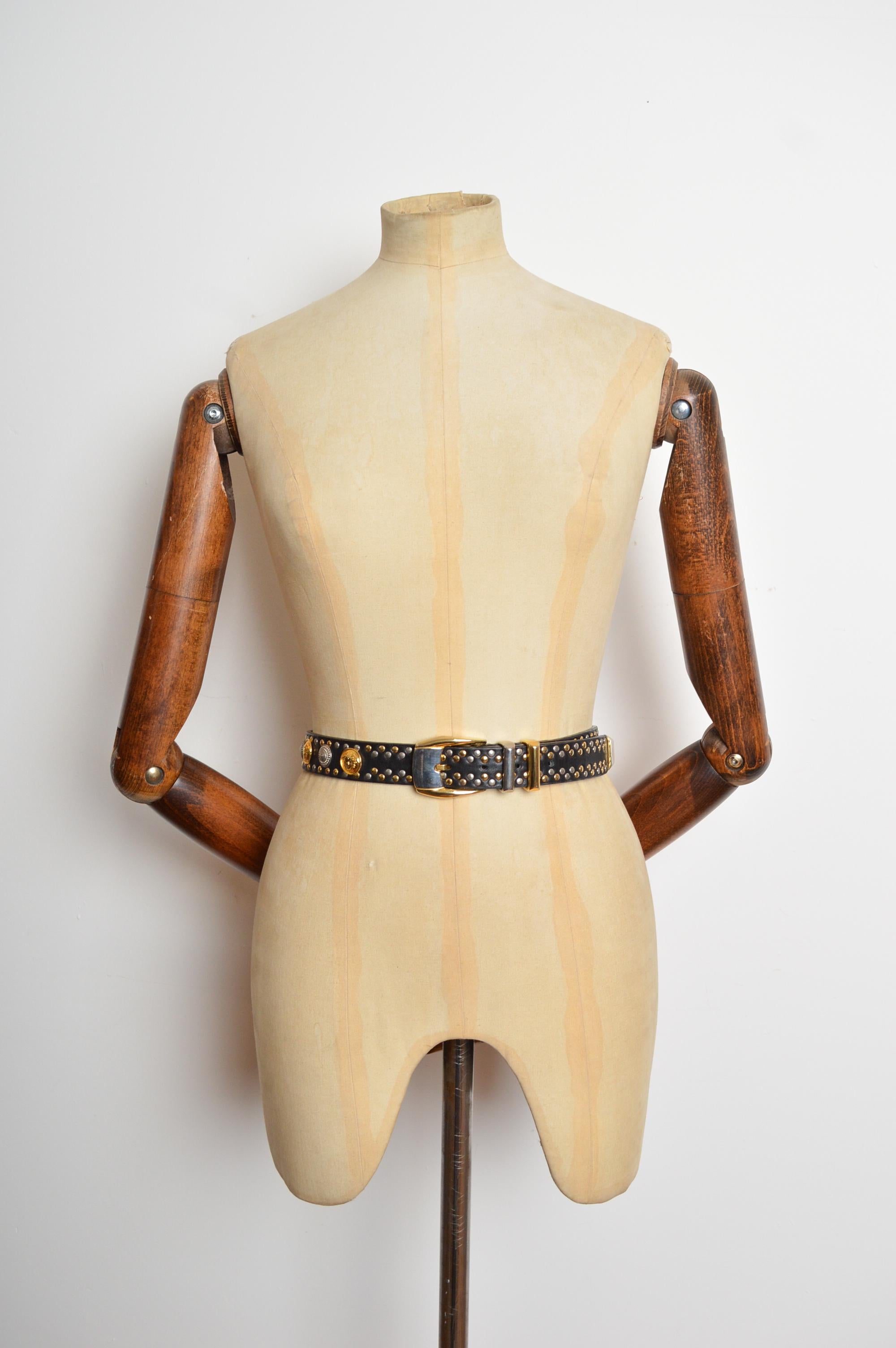 Sublime cintura con medusa di Gianni Versace, (CIRCA 1992) Questa cintura in pelle pesantemente impreziosita presenta hardware decorativi in metallo argentato e dorato. Così come l'iconica testa di Medusa. 
Le misure sono indicate in pollici