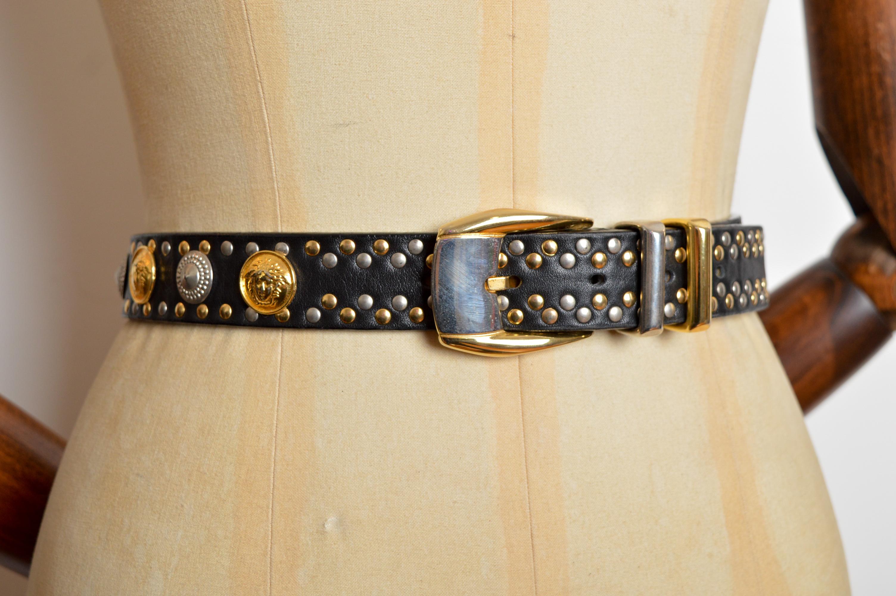 Beige Gianni Versace anni '90 Cintura con borchie in pelle nera e oro con testa di Medusa in vendita