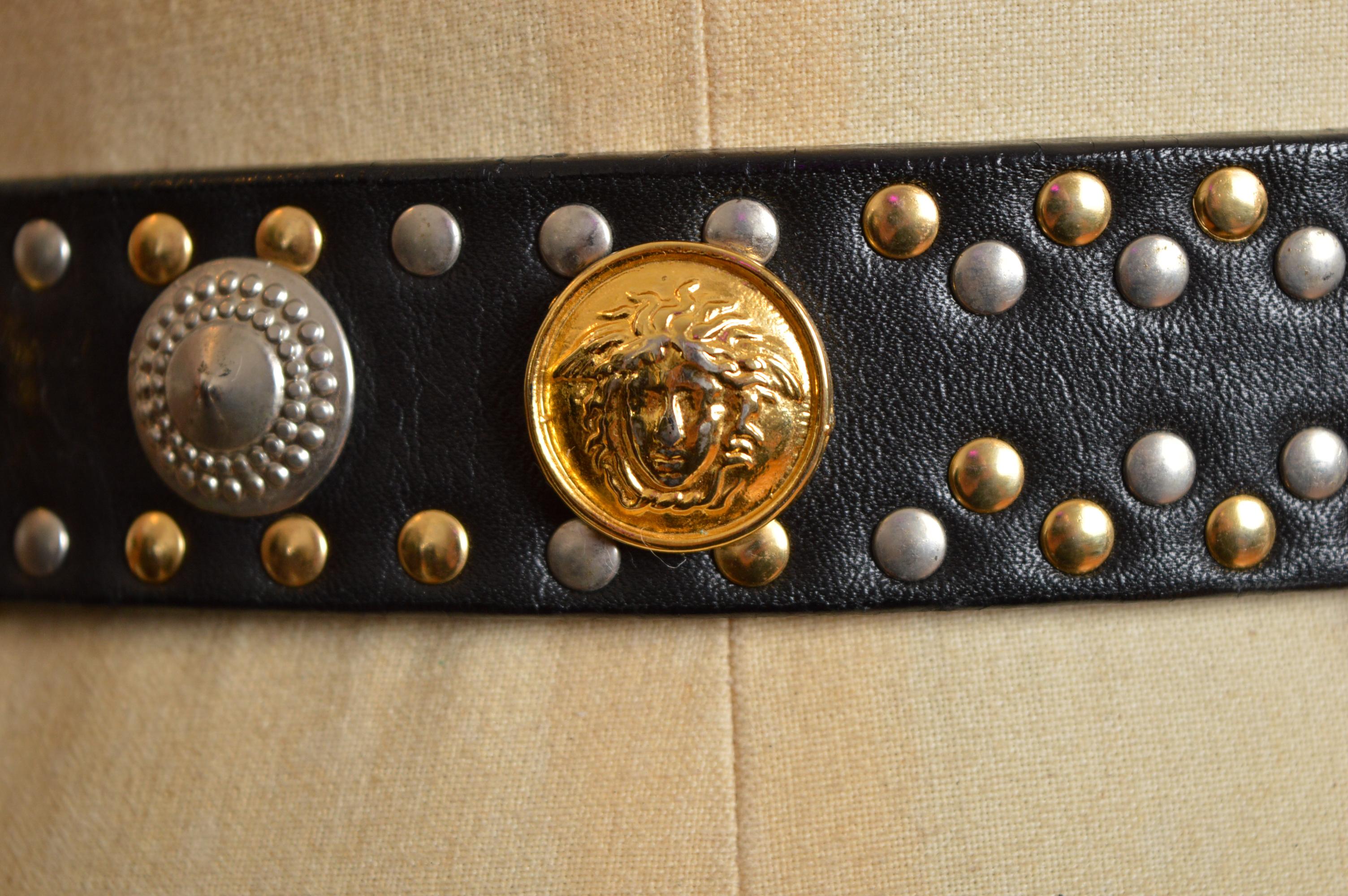 Gianni Versace anni '90 Cintura con borchie in pelle nera e oro con testa di Medusa In condizioni buone in vendita a Sheffield, GB