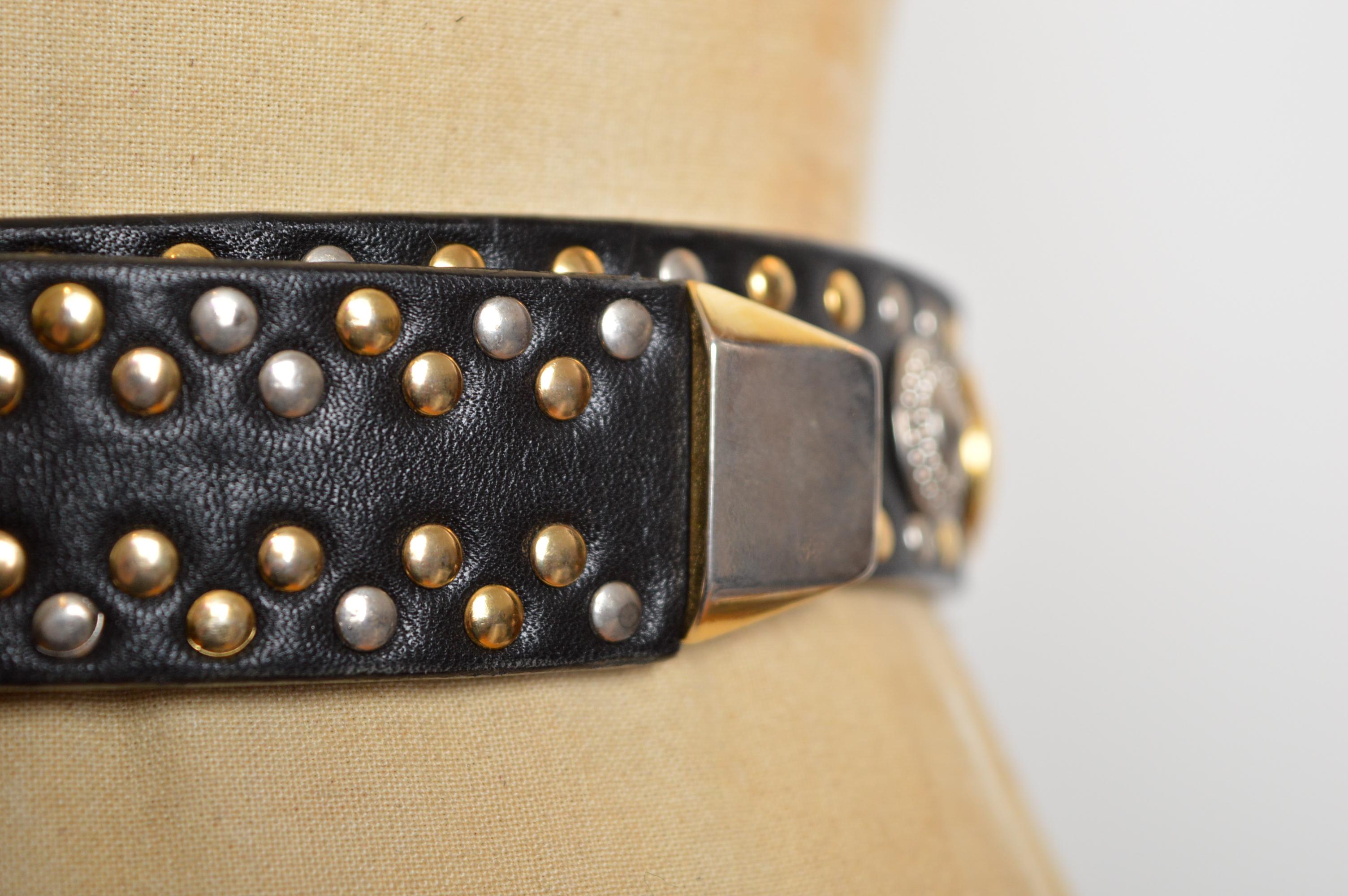 Gianni Versace anni '90 Cintura con borchie in pelle nera e oro con testa di Medusa in vendita 1