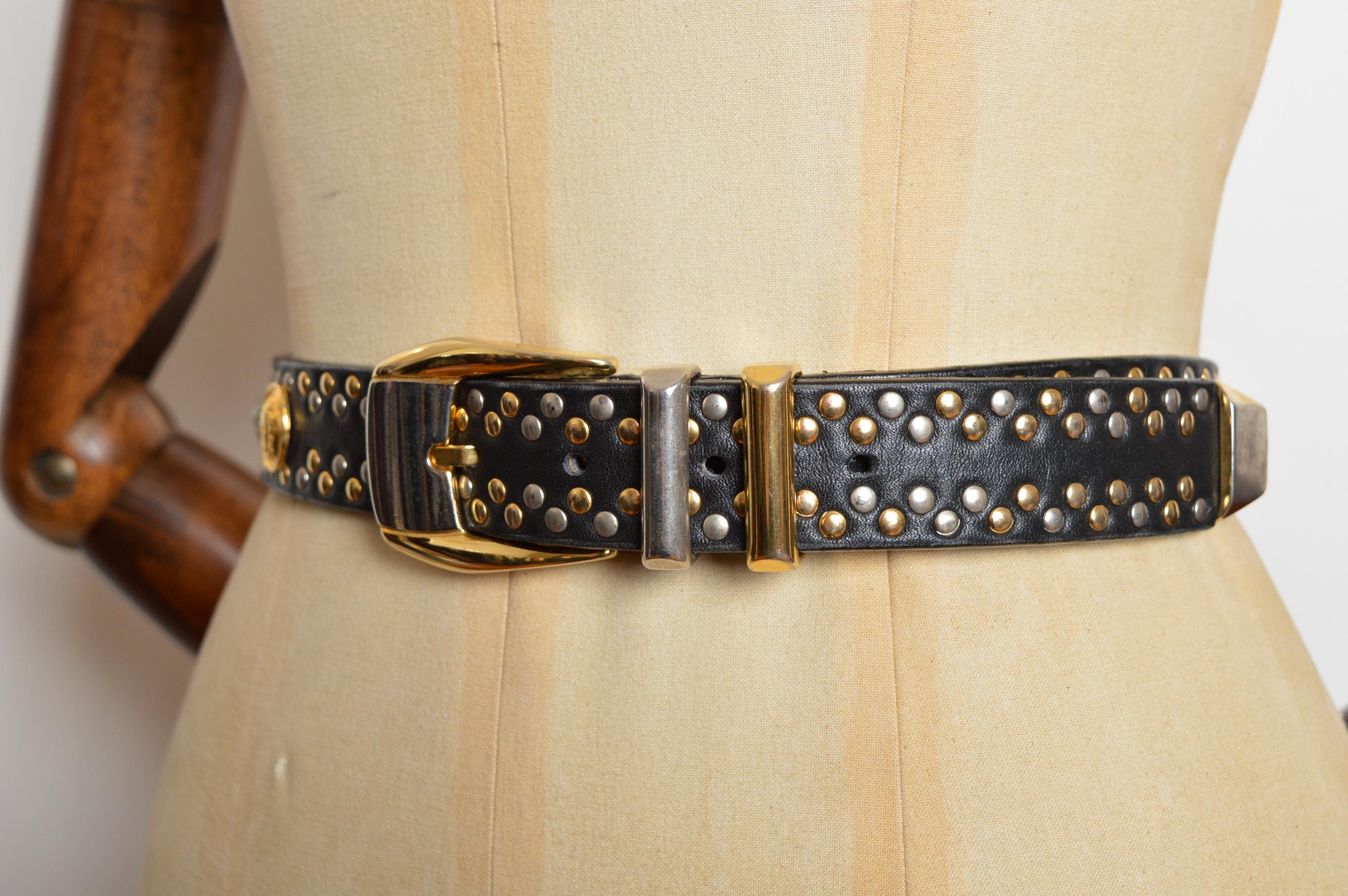 Gianni Versace anni '90 Cintura con borchie in pelle nera e oro con testa di Medusa in vendita 2