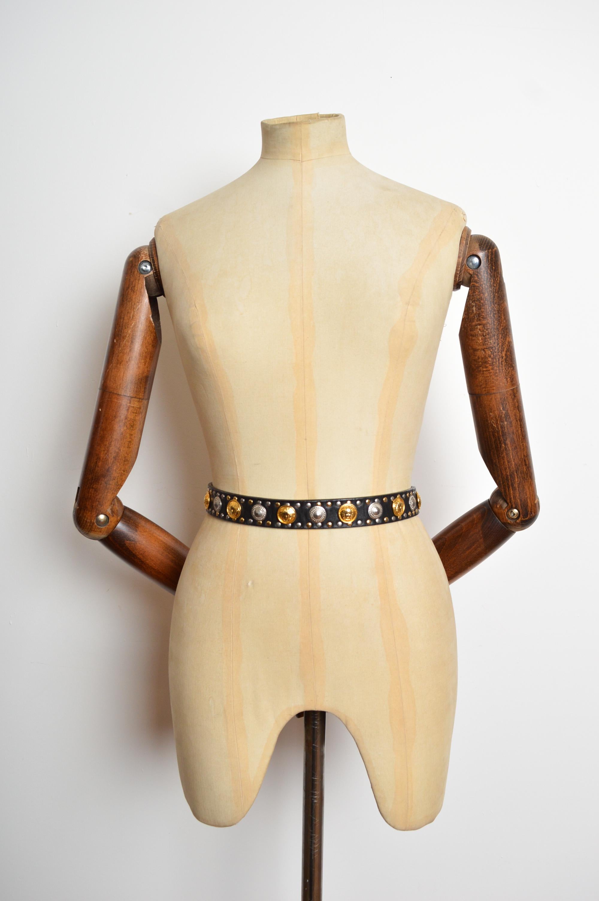 Gianni Versace anni '90 Cintura con borchie in pelle nera e oro con testa di Medusa in vendita 3