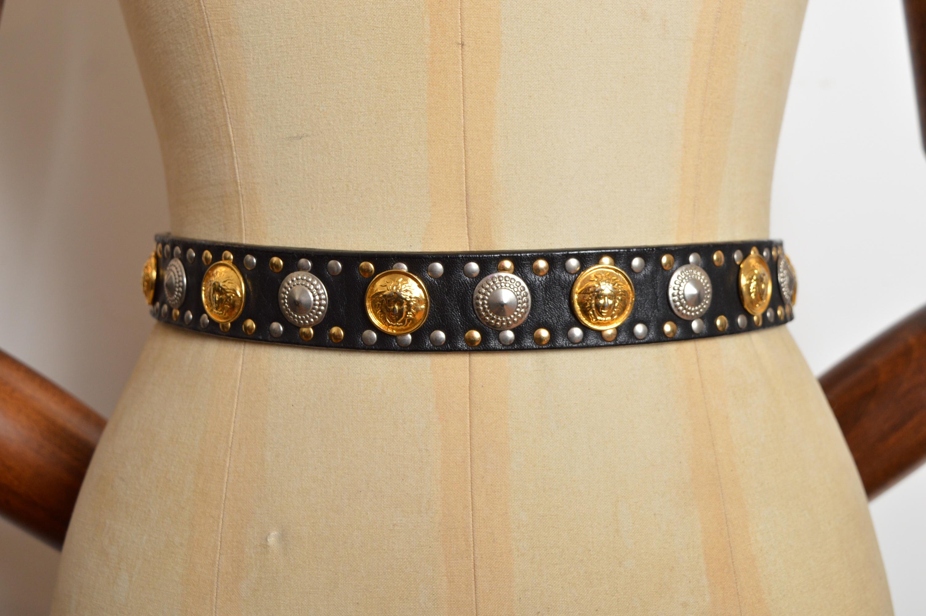 Gianni Versace anni '90 Cintura con borchie in pelle nera e oro con testa di Medusa in vendita 4