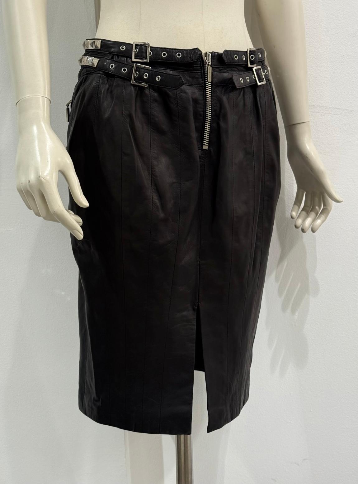 1990er Gianni Versace Lederrock mit Nieten

Dieser Lederrock von Gianni Versace aus den 1990er Jahren verkörpert den kühnen Glamour der Marke mit einem raffinierten Touch. Sie ist aus geschmeidigem schwarzem Leder gefertigt und hat eine hohe Taille