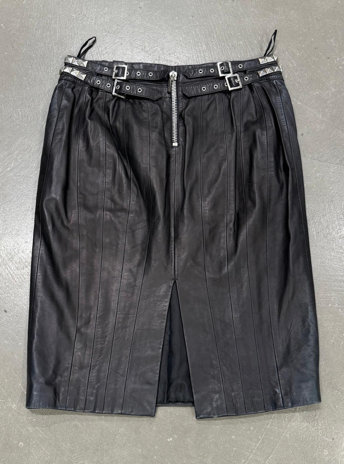 1990er Gianni Versace Lederrock mit Nieten (Schwarz) im Angebot