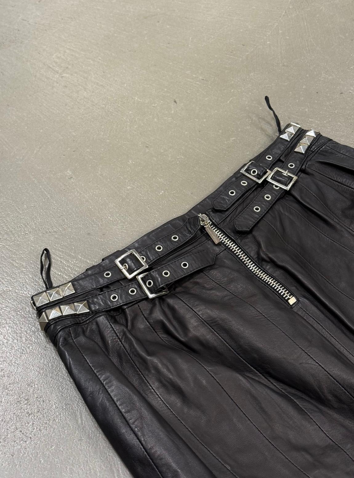 1990er Gianni Versace Lederrock mit Nieten im Zustand „Gut“ im Angebot in Milano, Lombardia