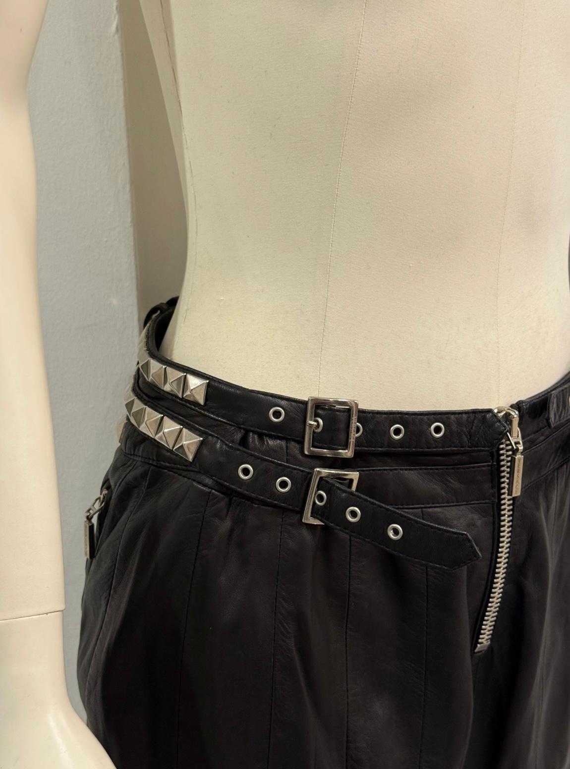 1990er Gianni Versace Lederrock mit Nieten Damen im Angebot