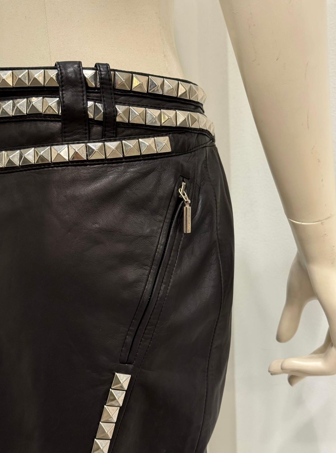 1990er Gianni Versace Lederrock mit Nieten im Angebot 1