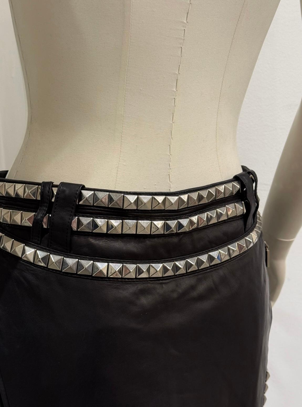 1990er Gianni Versace Lederrock mit Nieten im Angebot 2