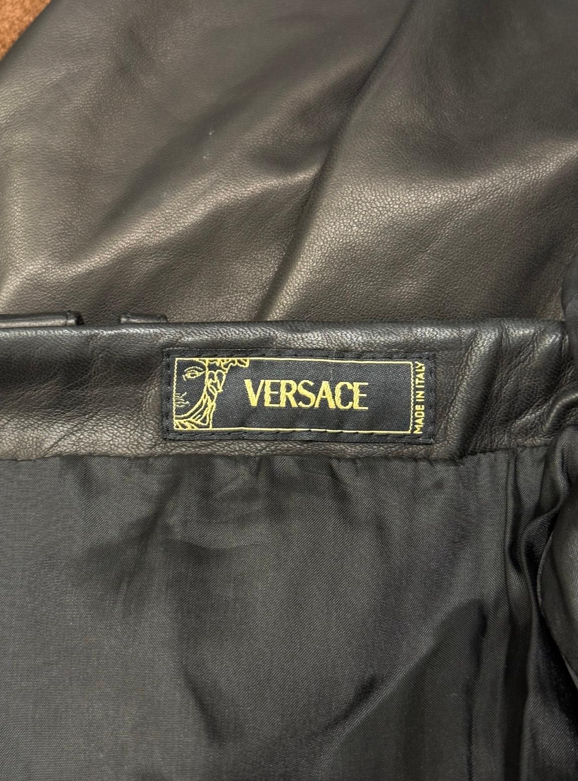1990er Gianni Versace Lederrock mit Nieten im Angebot 3