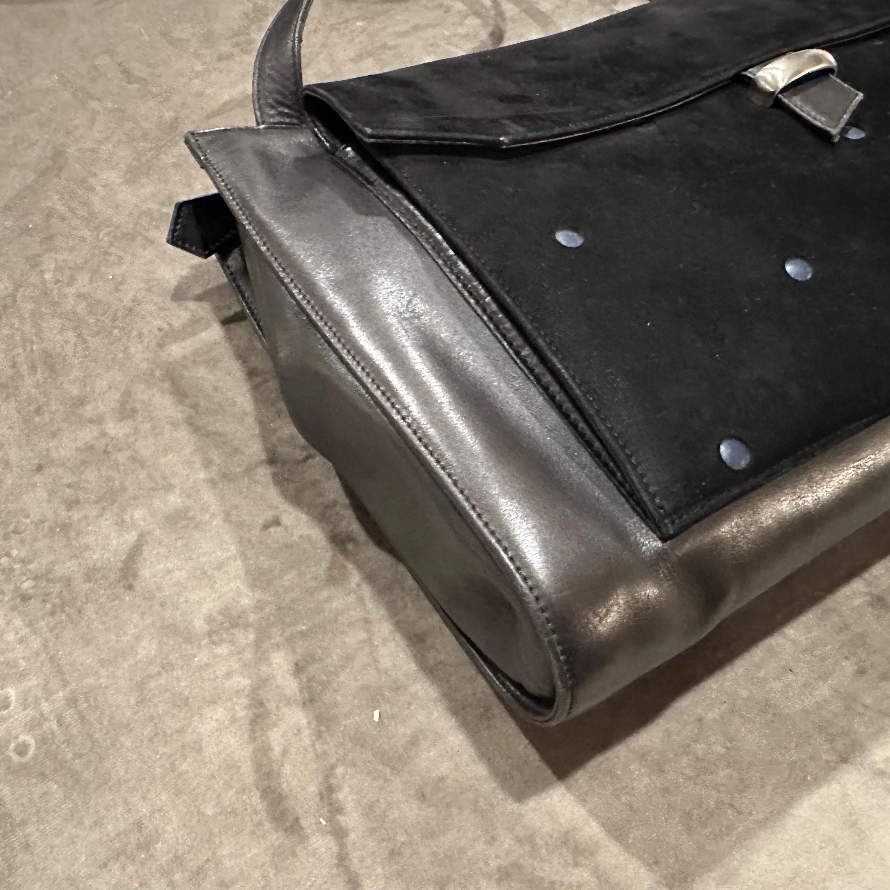 1990s Gianni Versace Suede and Leather Shoulder Bag In Excellent Condition For Sale In Aci Castello, IT
