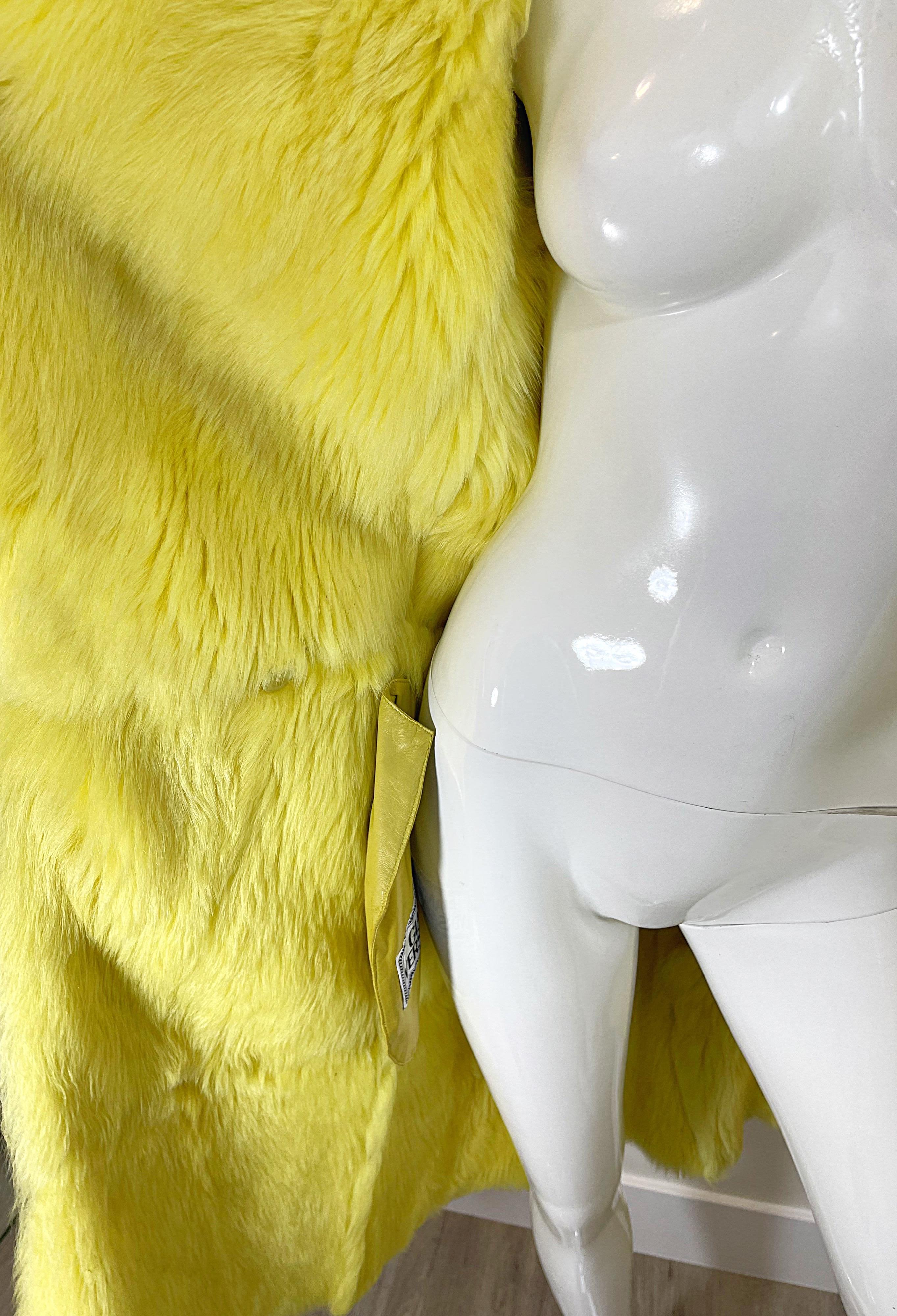 Gianni Versace Otoño 2000 Chaqueta Abrigo Vintage Piel Tan Amarillo Shearling Fur en venta 8