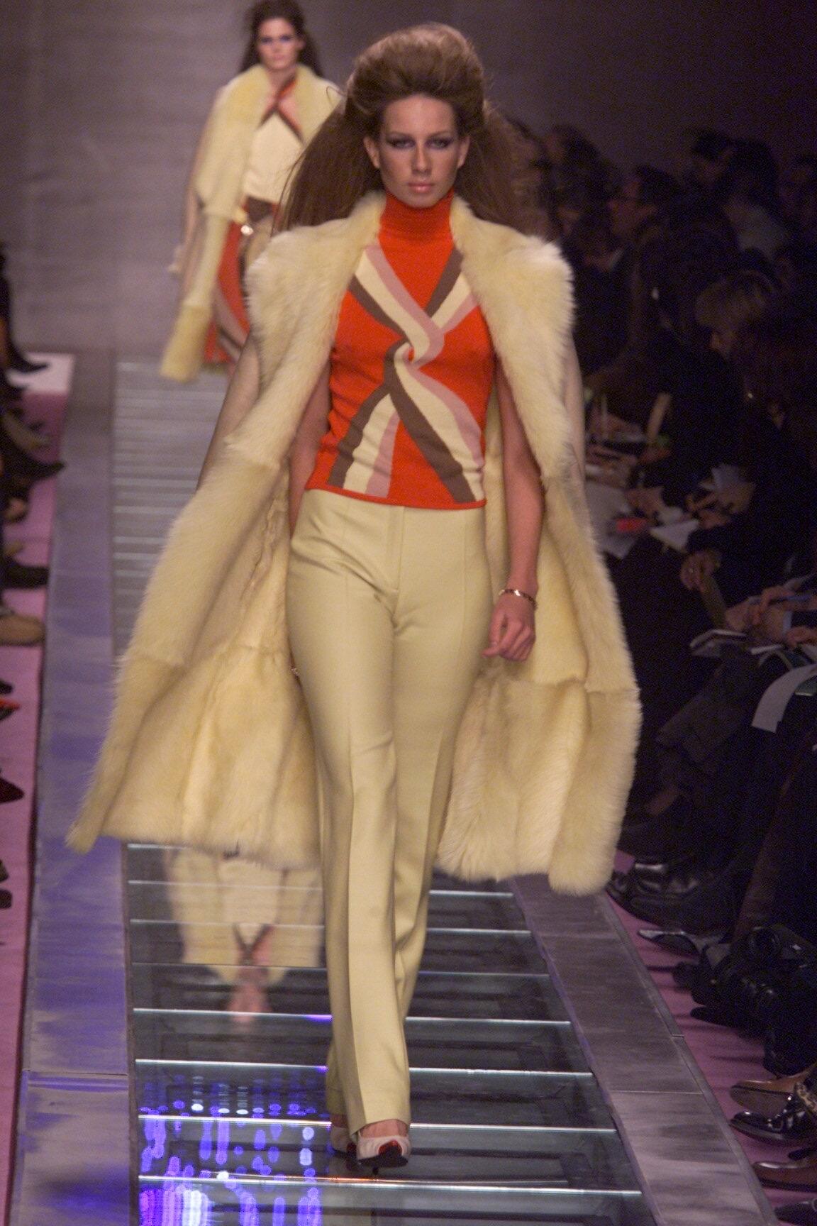 Gianni Versace Otoño 2000 Chaqueta Abrigo Vintage Piel Tan Amarillo Shearling Fur en venta 13