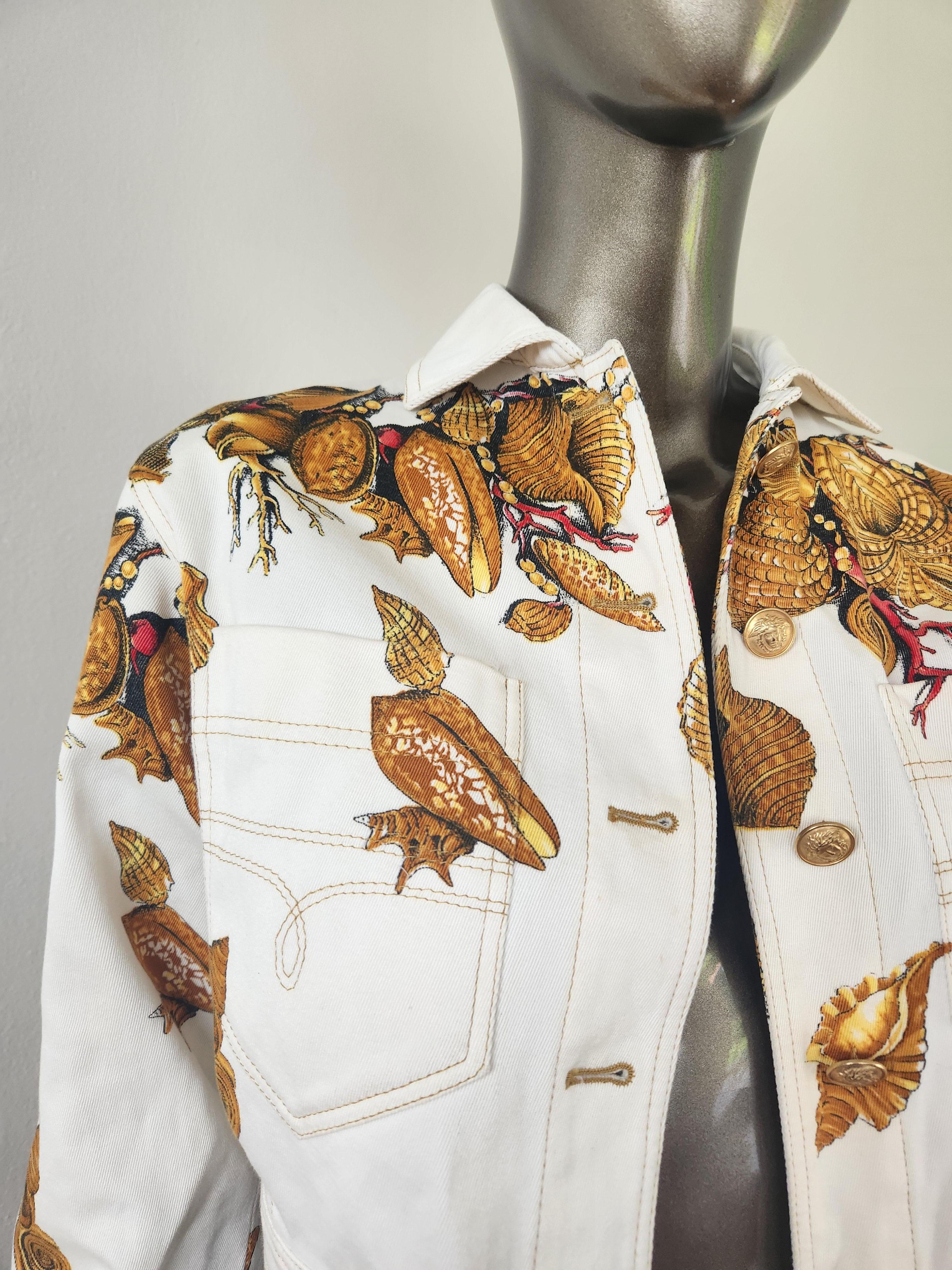 Gianni Versace Signature White Denim Jacket, as seen on Lady Gaga, Celebrity and Supermodels.
This is a collector piece of from 1992 Runway.

Feature
Material: Cotton
Condition: Vintage
Colour: White
Size: Size tag faded, recommended Versace
