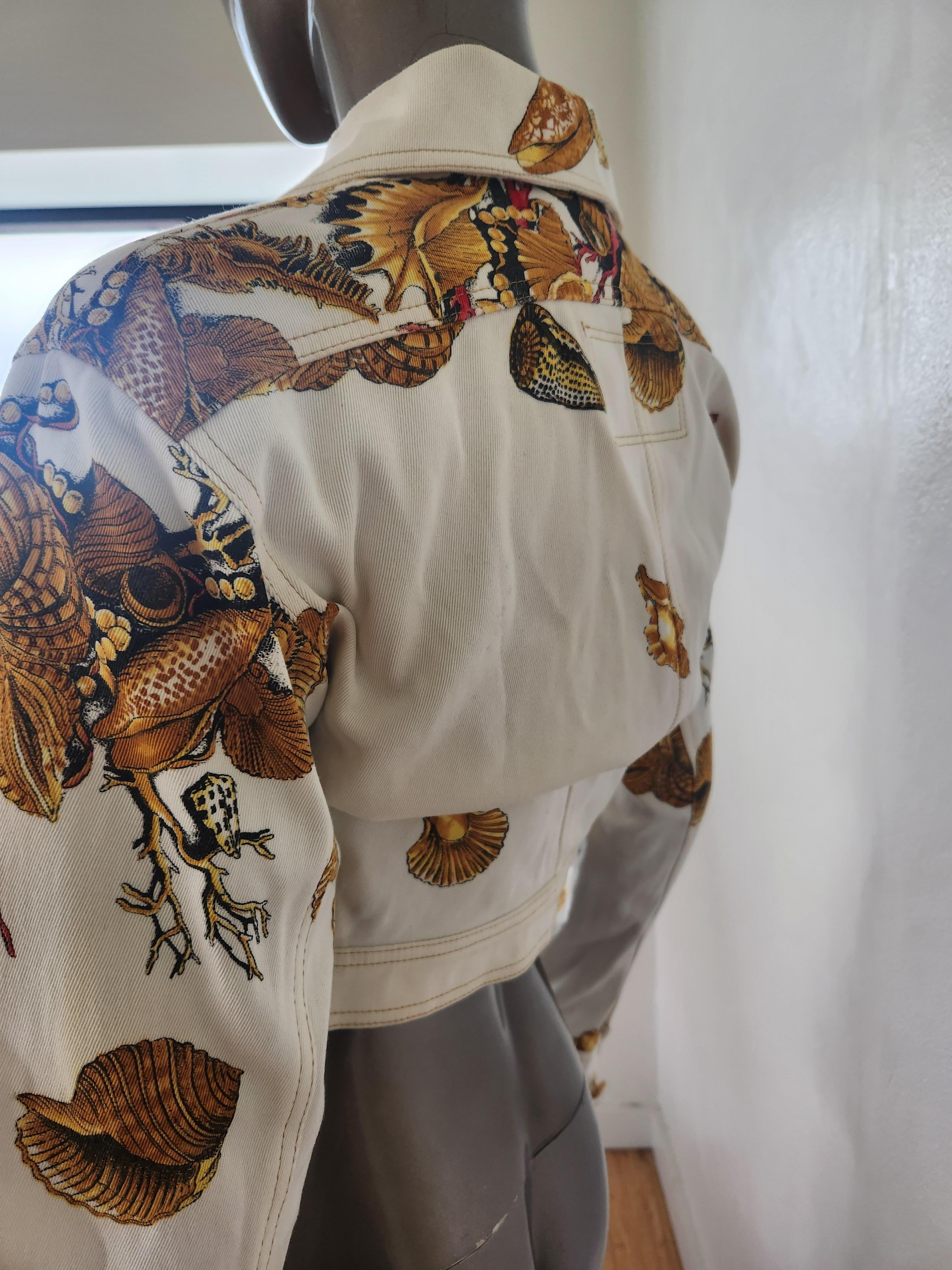 1990's GIANNI VERSACE Trésor de la Mer Starfish White Cropped Denim Jacket S In Good Condition In PUTNEY, NSW