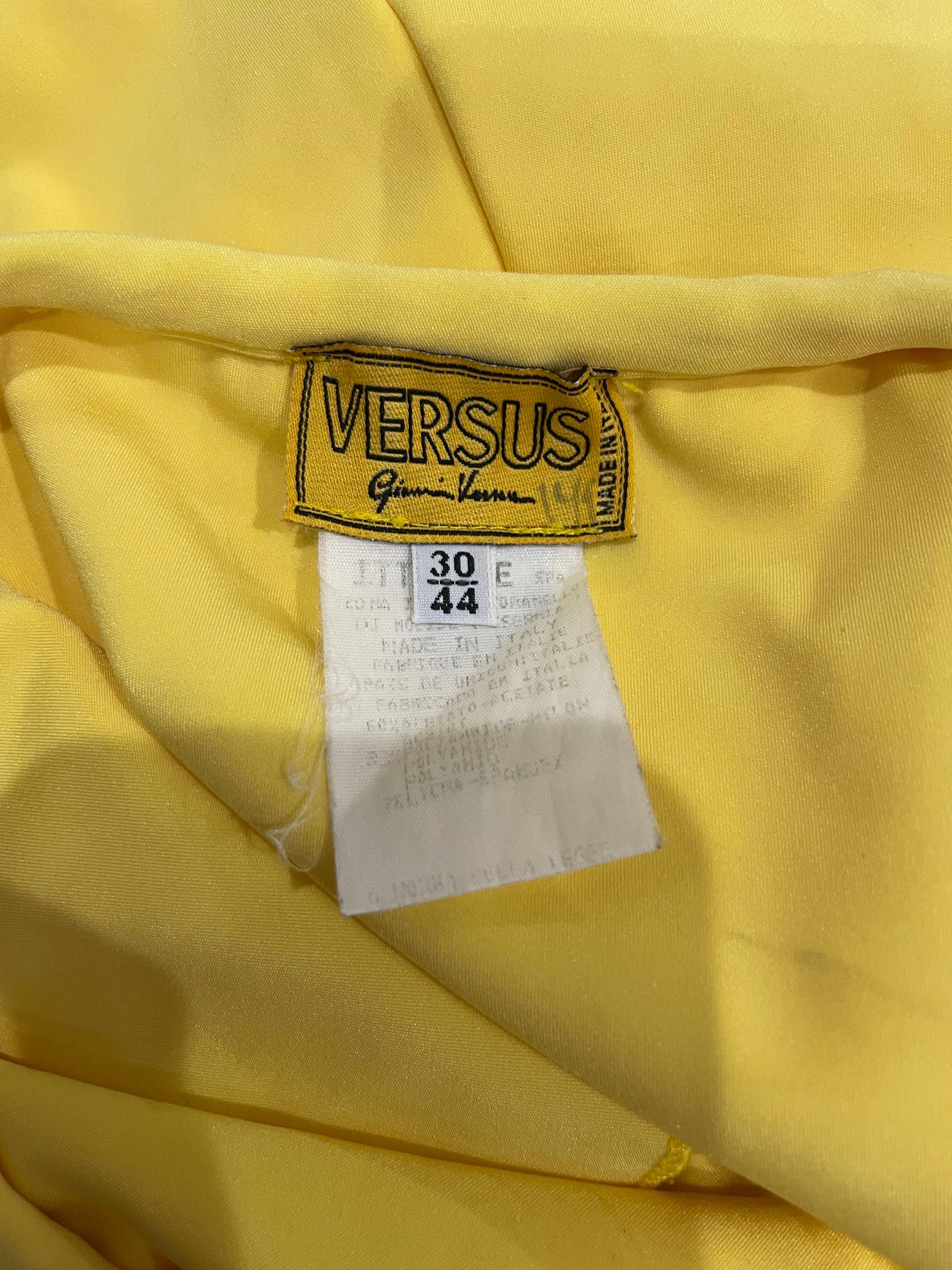 Sexy 1990 VERSUS, by GIANNI VERSACE robe bodycon jaune canari à bretelles en acétate et spandex ! Il présente une découpe juste au-dessus du buste. Fermeture à glissière cachée dans le dos avec fermeture auto-agrippante. Il épouse le corps à tous