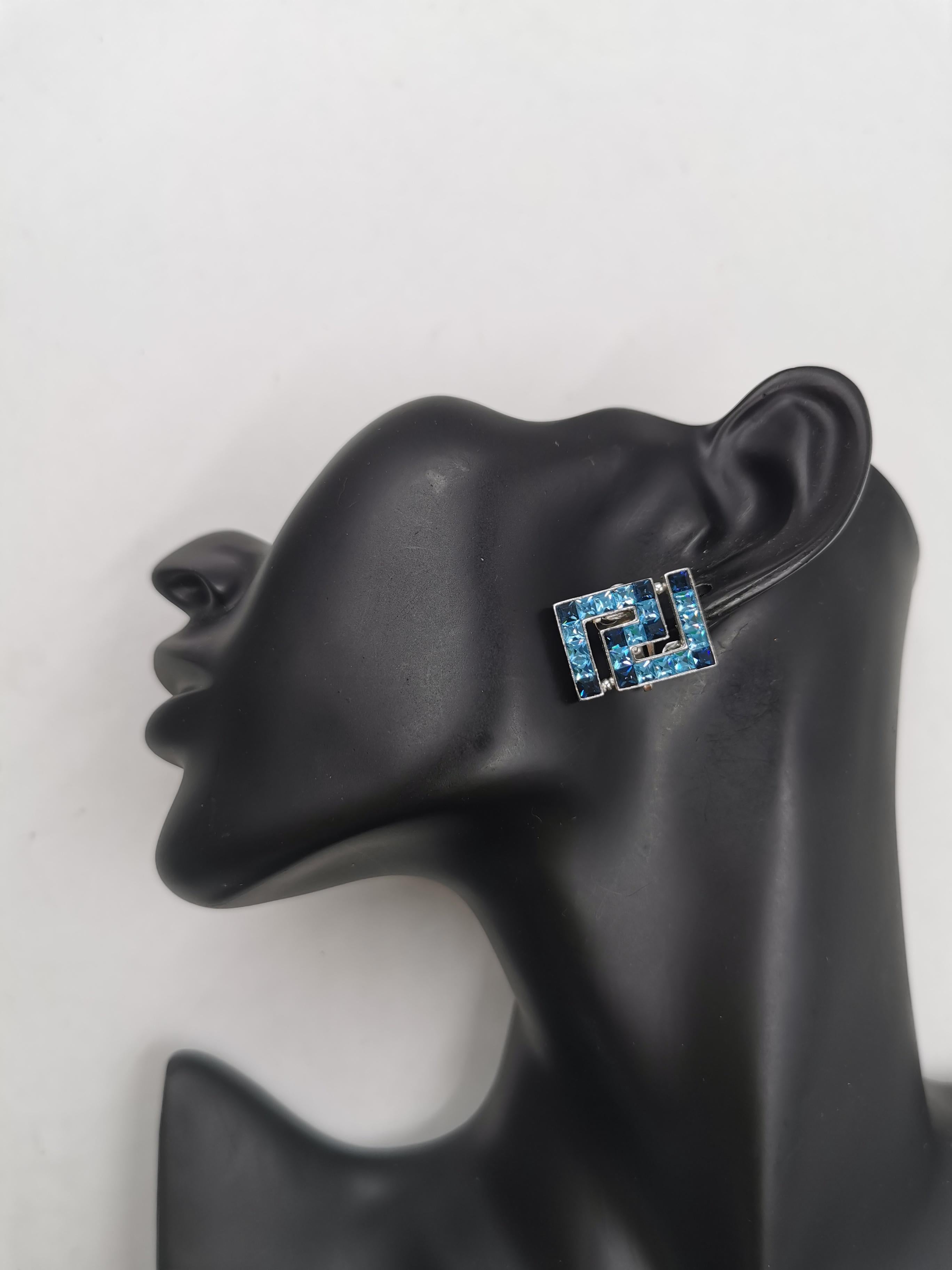 1990er Gianni Versace Vintage Blaue Strasssteine Kristall Greca Clip-On-Ohrringe Damen im Angebot