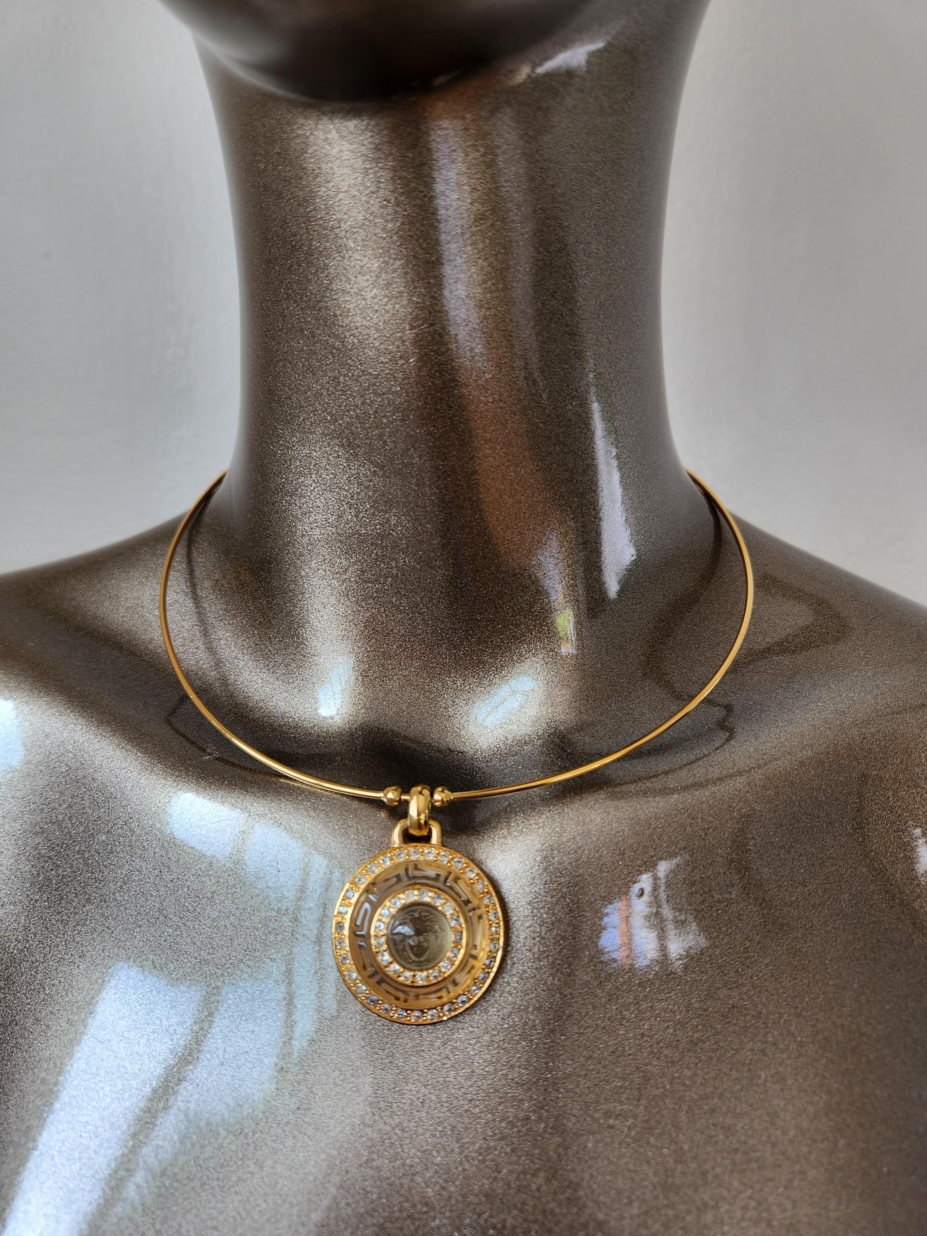 1990''s Gianni Versace Vintage Creolen-Ring Medusa Münze Medusa Medaillon Halskette Damen im Angebot