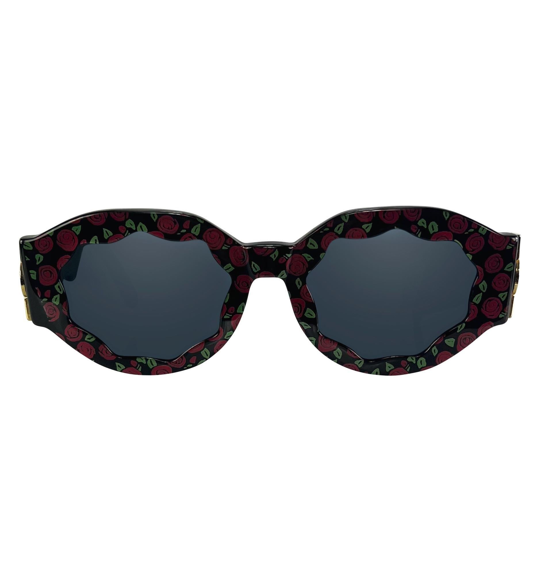 Este par de gafas de sol Gianni Versace redondas, negras y florales, de los años 90, se completa con logotipos Versace Medusa dorados en las patillas.

Medidas aproximadas: 
Altura del marco: 2
Anchura del marco: 2,5
