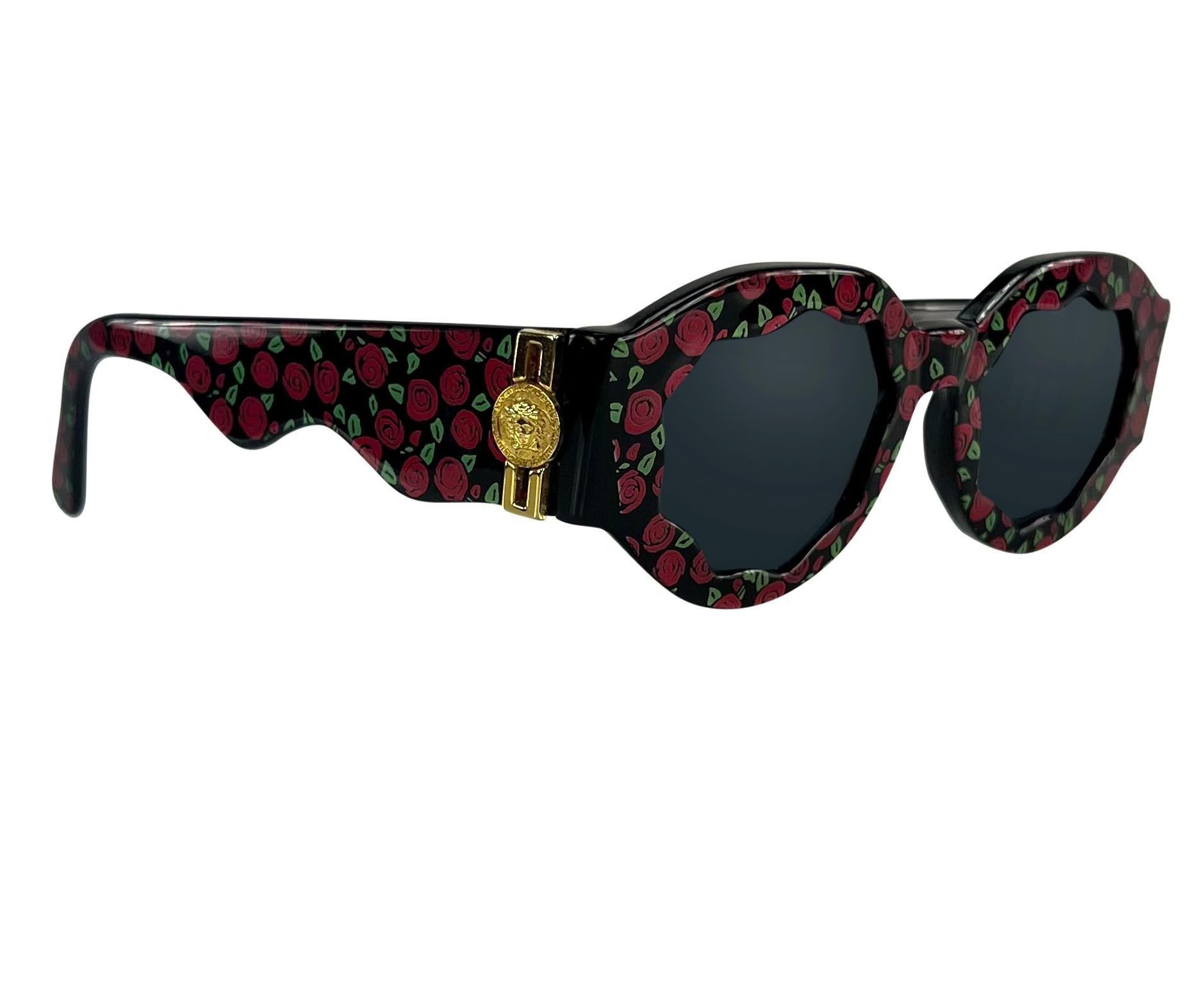 Gianni Versace Años 90 Montura Ondulada Estampado Rosa Medusa Logo Chunky Sunglassess Negro en venta