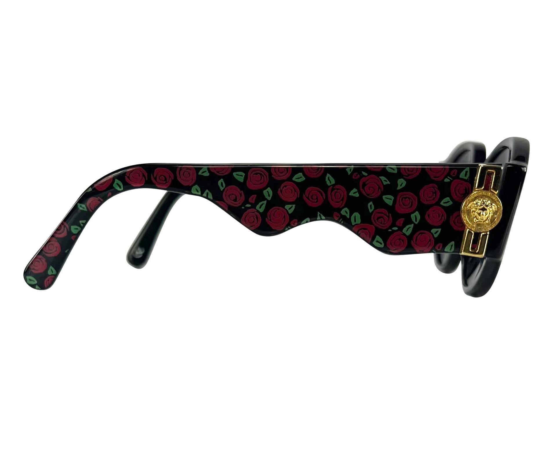 Gianni Versace Años 90 Montura Ondulada Estampado Rosa Medusa Logo Chunky Sunglassess en Excelente estado para la venta en West Hollywood, CA
