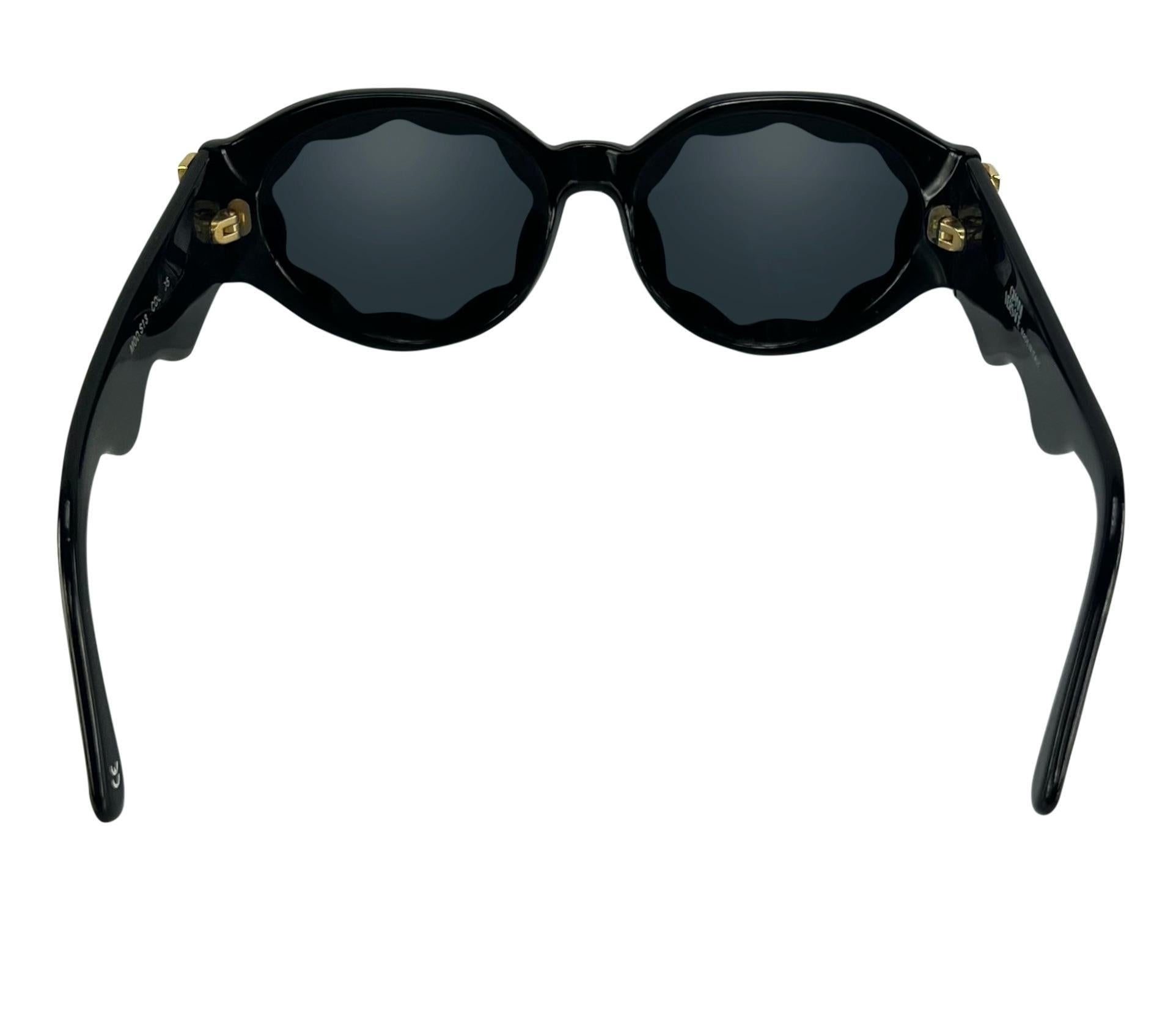 De las mujeres Gianni Versace Años 90 Montura Ondulada Estampado Rosa Medusa Logo Chunky Sunglassess en venta