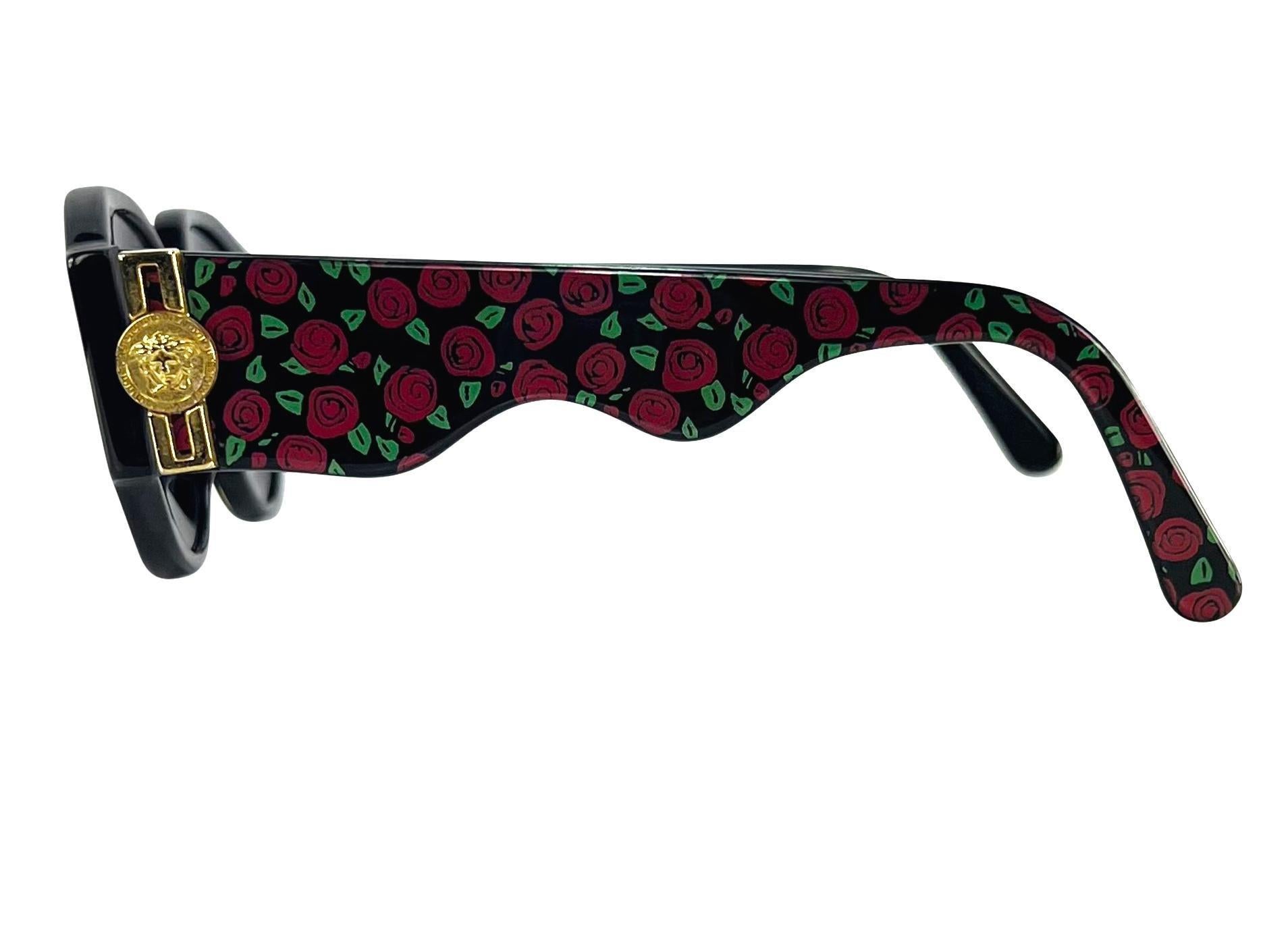 Gianni Versace Años 90 Montura Ondulada Estampado Rosa Medusa Logo Chunky Sunglassess en venta 1