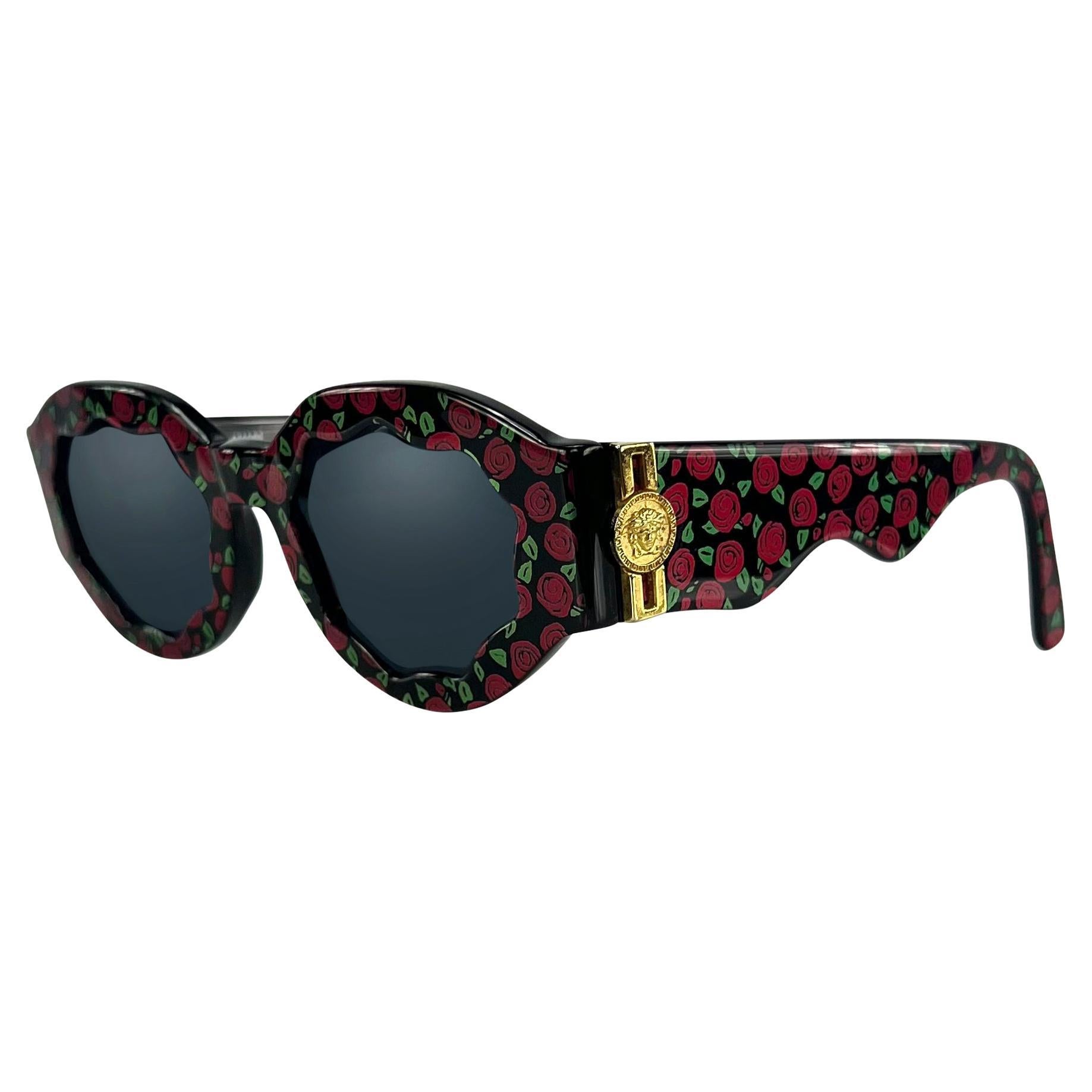 Gianni Versace Años 90 Montura Ondulada Estampado Rosa Medusa Logo Chunky Sunglassess en venta
