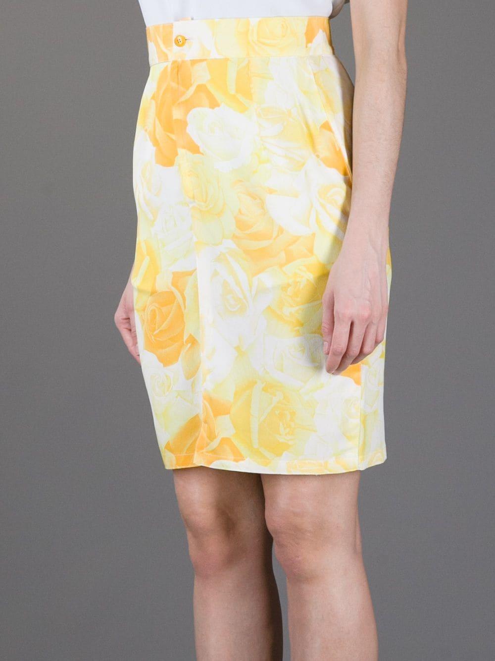 Gianni Versace white silk high waisted pencil skirt with yellow rose printed pattern, front zipped and buttoned fastening and short front slit. 
Years: 1990s

Made in Italy

Size: 42 IT

Linear measures

Height: 55 cm
Waist: 34 cm