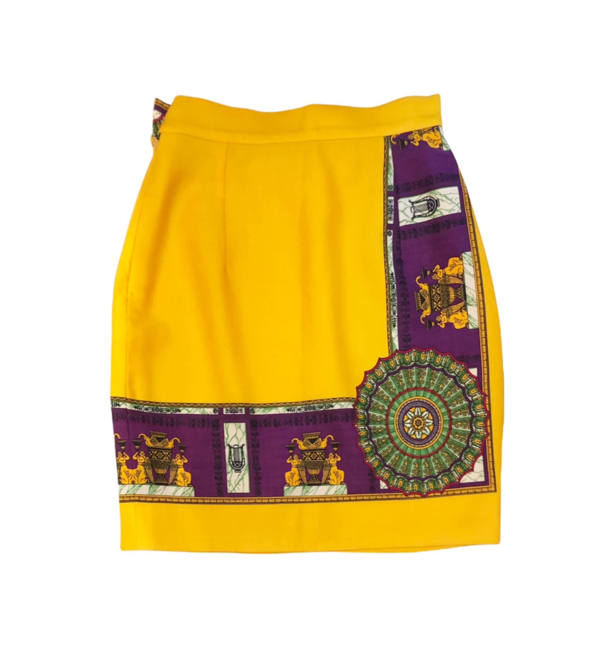 Versace's appreciation for Greek mythology is evident in this beautiful yellow wool A - Line skirt,  100% wool, Made in Italy 

Condition: vintage, 1990s, like new 

Size: XS -38 IT - 6 (UK) - 0 USA 

Measurements: 
- waist side to side: 32 cm -
