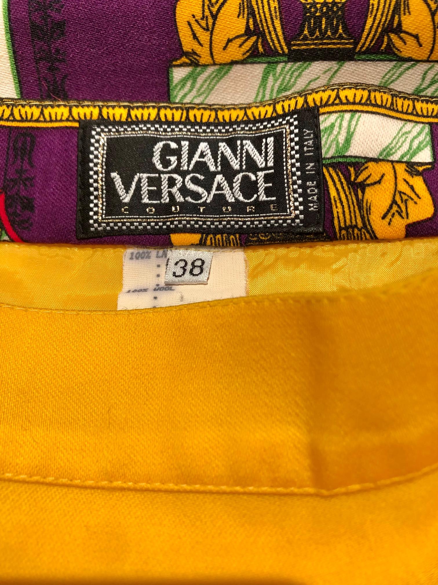 1990er Gianni Versace Gelb-Lila griechischer Götter Rock aus Wolle mit hoher Taille  im Zustand „Hervorragend“ im Angebot in London, GB