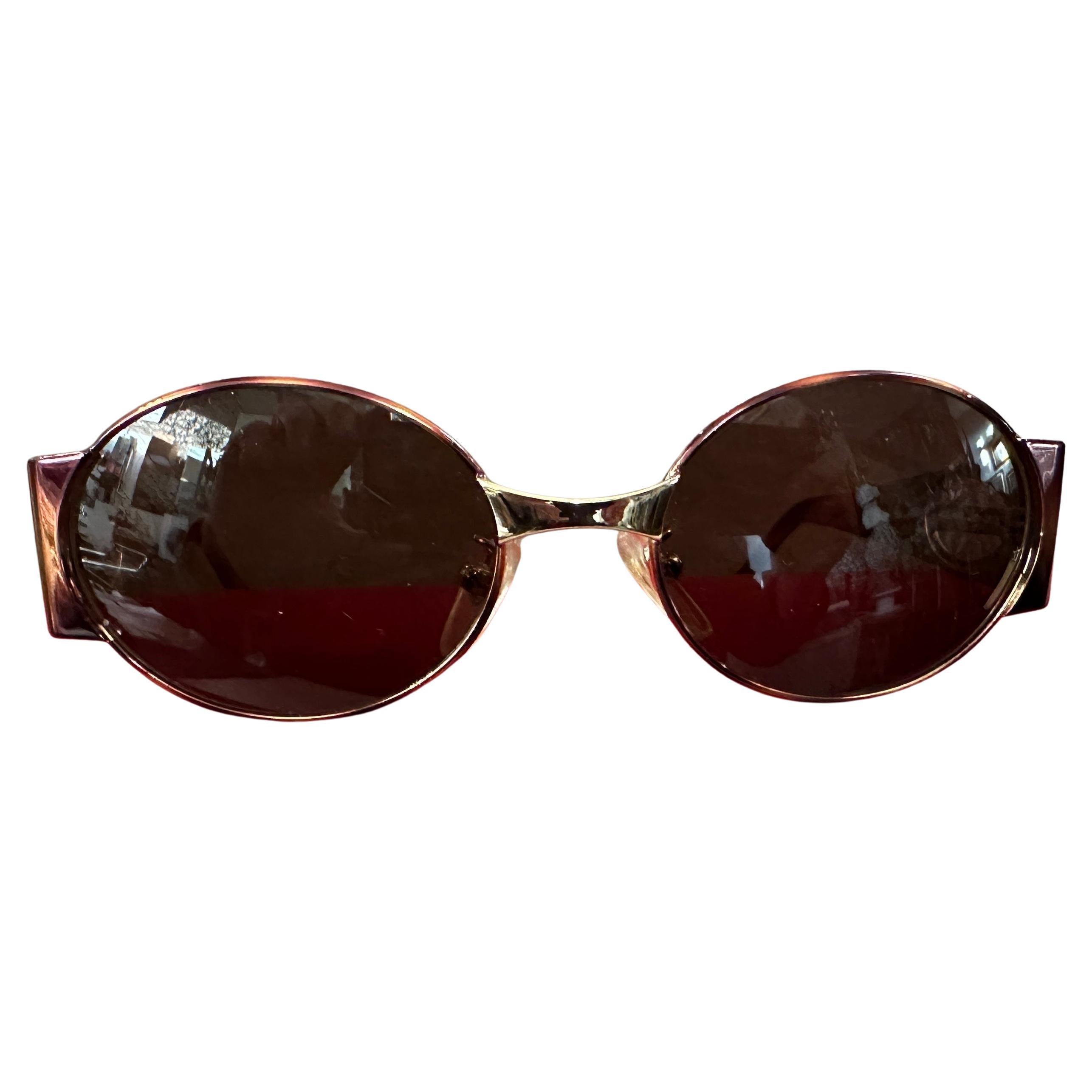 Torna nel mondo chic della moda anni '90 con questi caratteristici occhiali da sole vintage di Egon von Fürstenberg. Caratterizzati da un sofisticato mix di materiali e da un design audace e iconico, questi occhiali da sole sono una rarità e