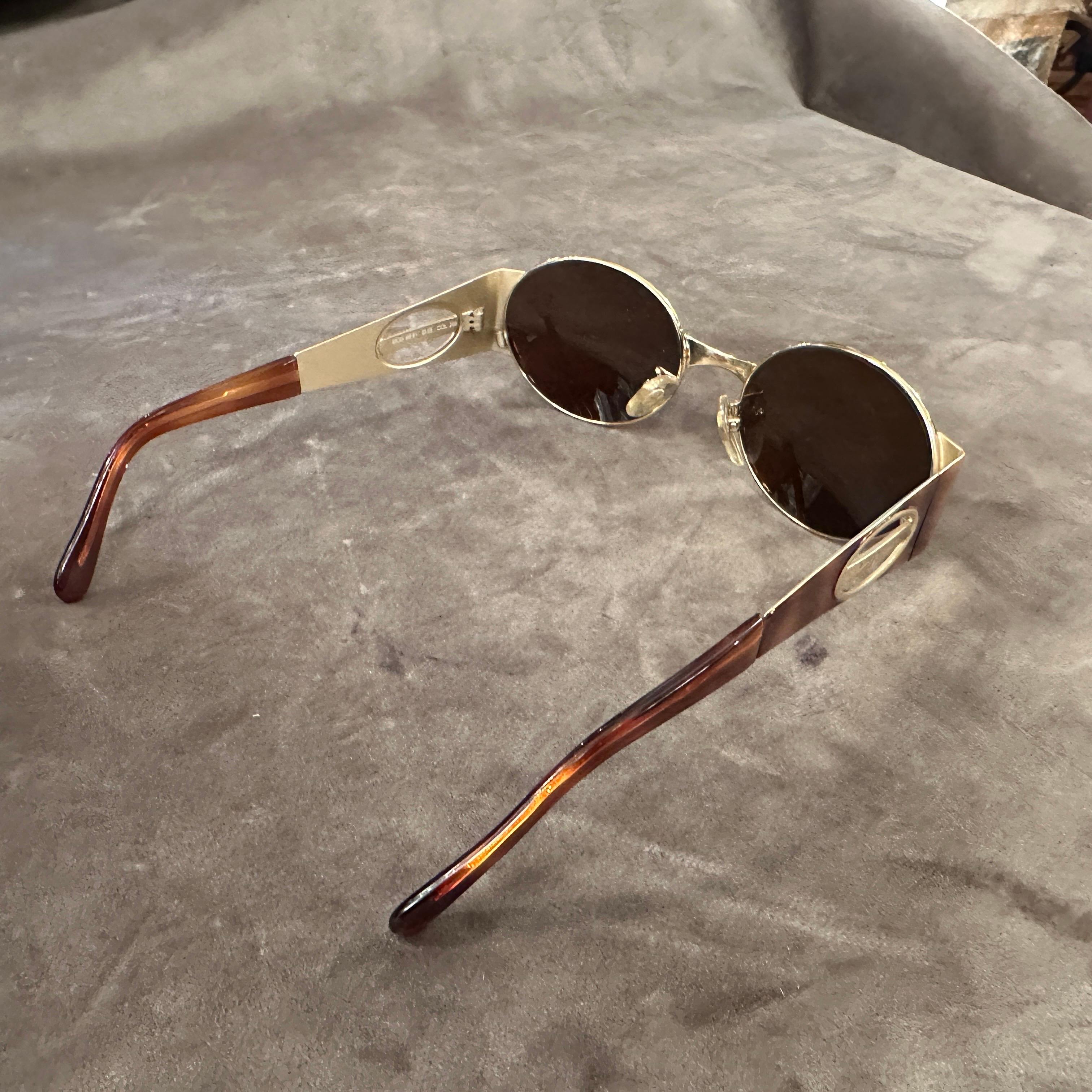 Nero Occhiali da sole anni '90 in metallo dorato e acetato finto tartaruga di Furstenberg in vendita