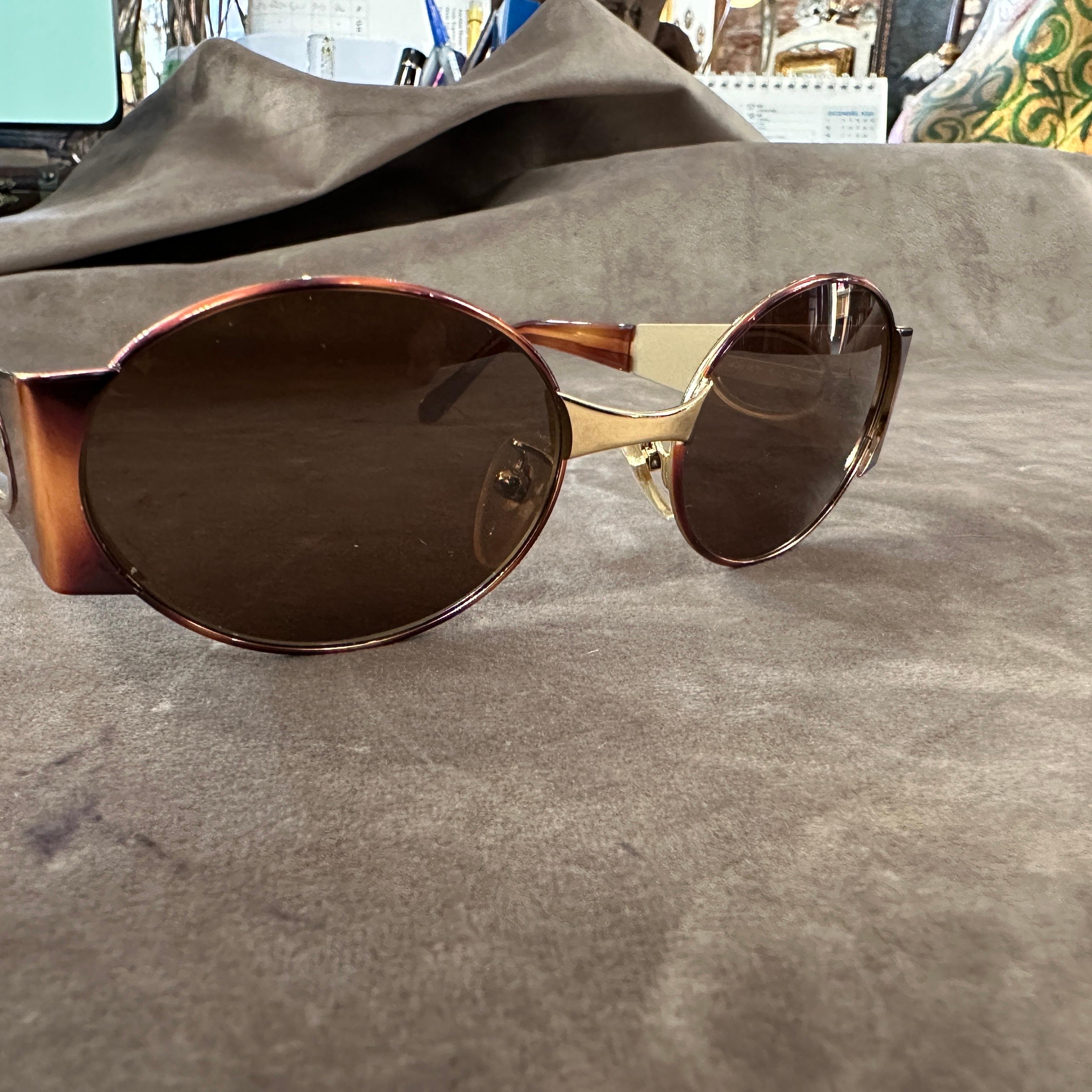 Occhiali da sole anni '90 in metallo dorato e acetato finto tartaruga di Furstenberg in vendita 4