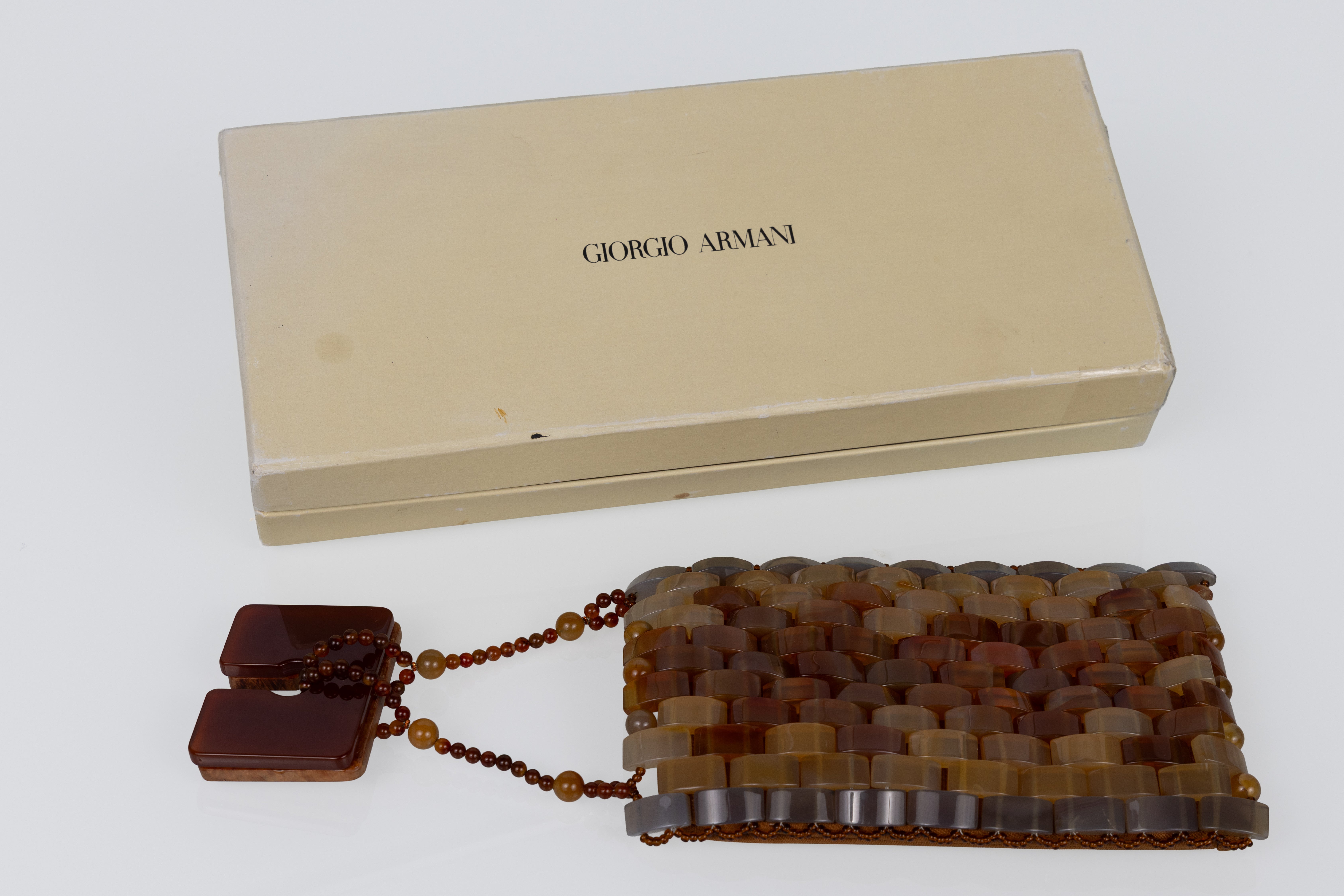 Eine seltene Vintage-Abendtasche von Giorgio Armani aus den 1990er Jahren, bestehend aus wahrscheinlich polierten Achatperlen in satten Erdtönen. Es handelt sich um ein museumswürdiges Stück, das Armanis raffinierten Minimalismus und stillen Luxus