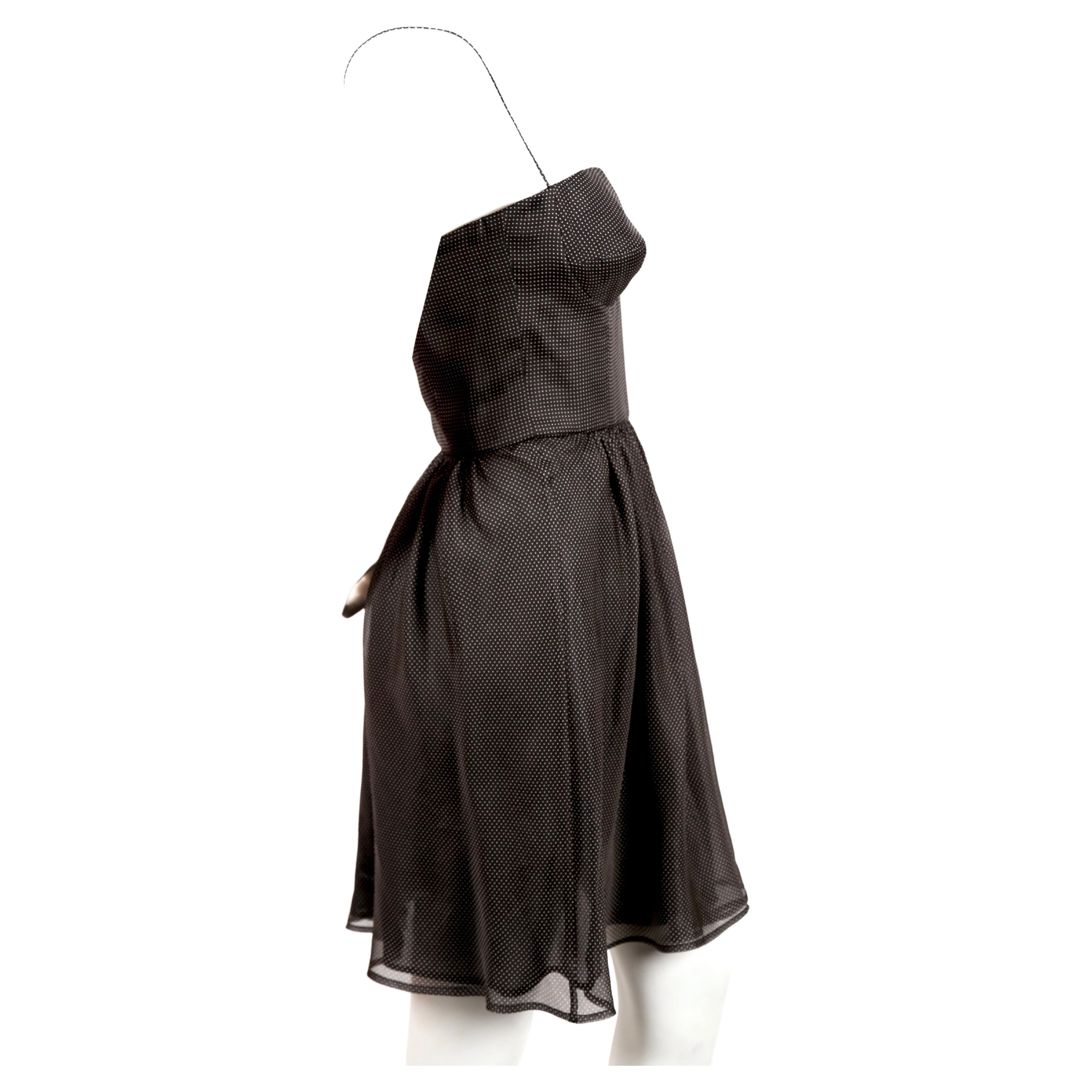 Robe bustier en soie noire à pois blanc cassé, conçue par Giorgio Armani, datant de la fin des années 1980, début des années 1990. Taille italienne 38. Convient parfaitement à une poitrine de 32-33