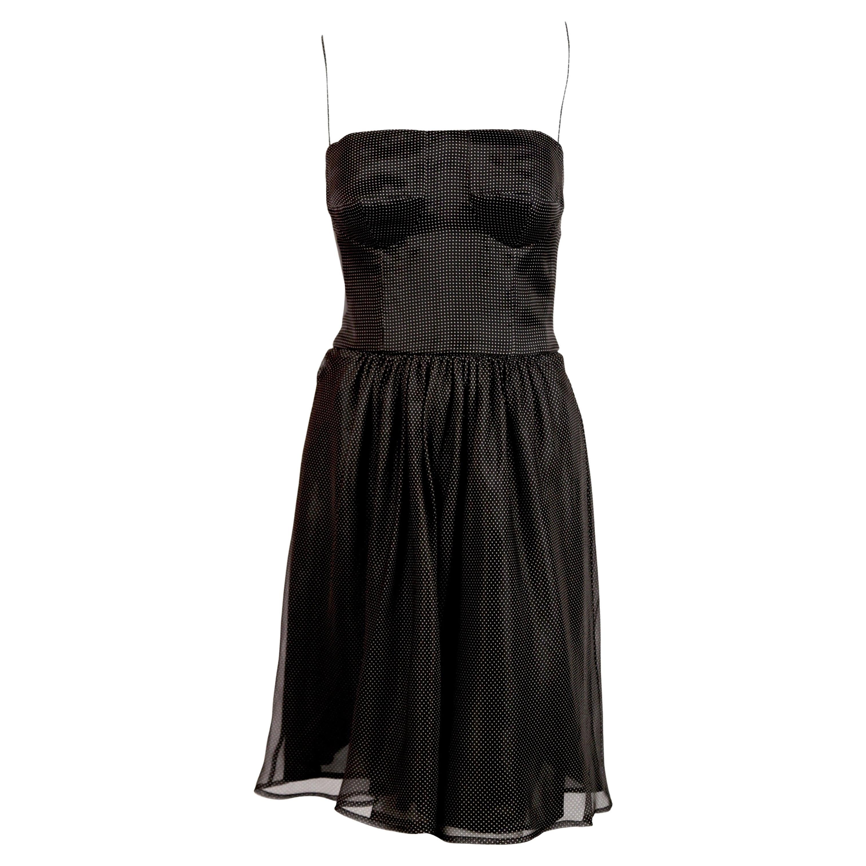 Abito bustier in seta nera con pois bianchi disegnato da Giorgio Armani risalente alla fine degli anni '80, inizio anni '90. Taglia 38 italiana. Si adatta meglio a un busto di 32-33 pollici (bustier leggermente imbottito che si adatta meglio a una