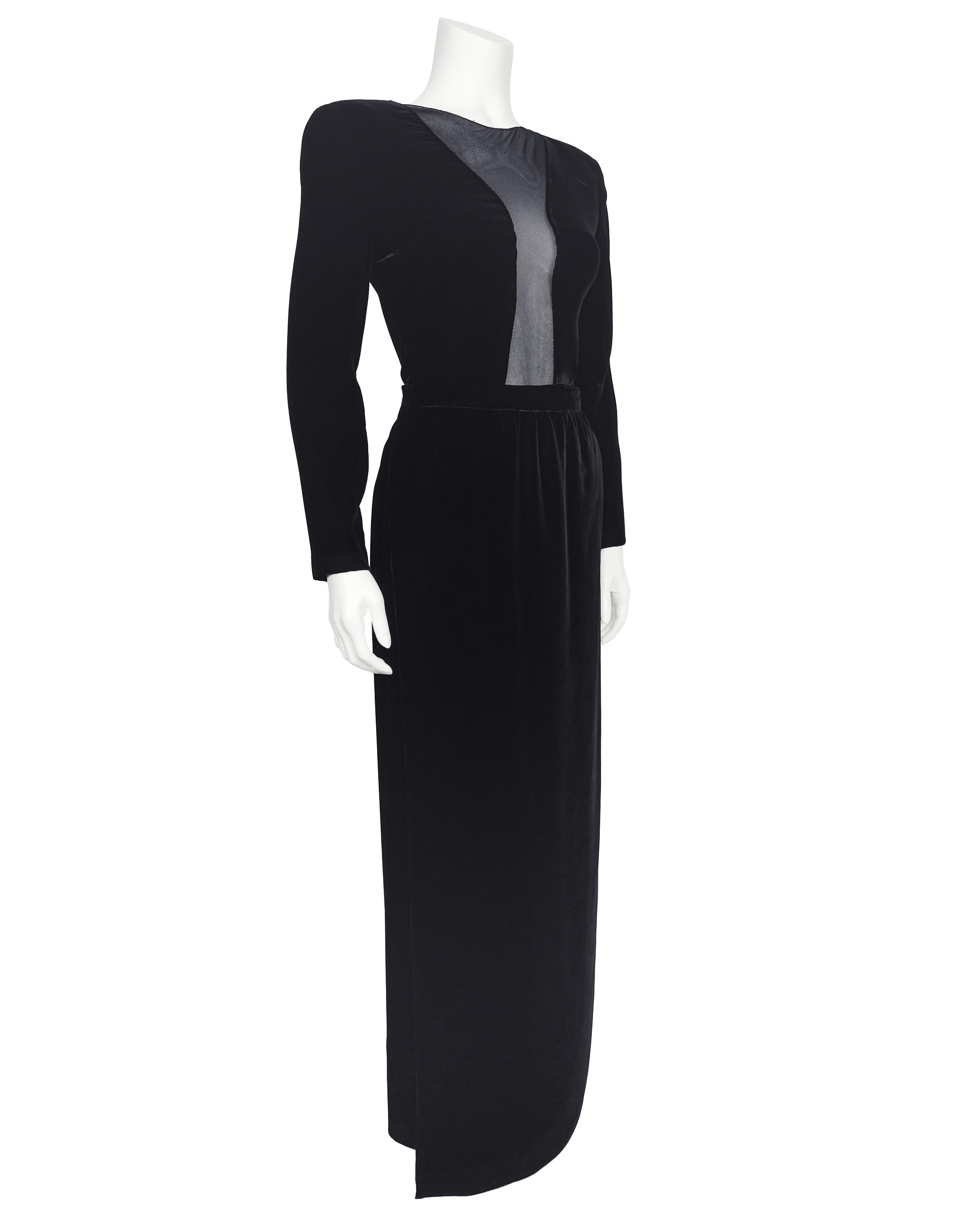 Impresionante y elegante conjunto negro de Giorgio Armani de la década de 1990. El conjunto incluye un body de terciopelo de manga larga con escote barco y un panel negro transparente que cruza el escote y desciende por el cuerpo. Las hombreras