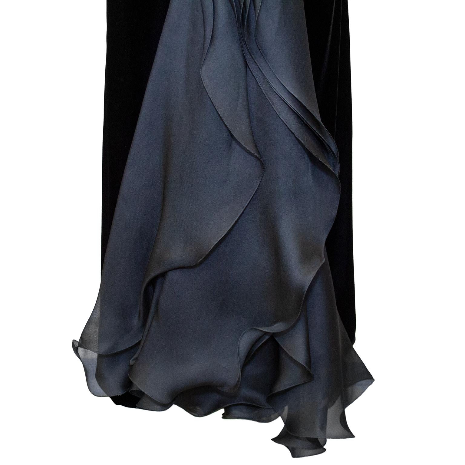 Giorgio Armani - Robe en velours noir avec mousseline de soie superposée cascade, années 1990 en vente 1