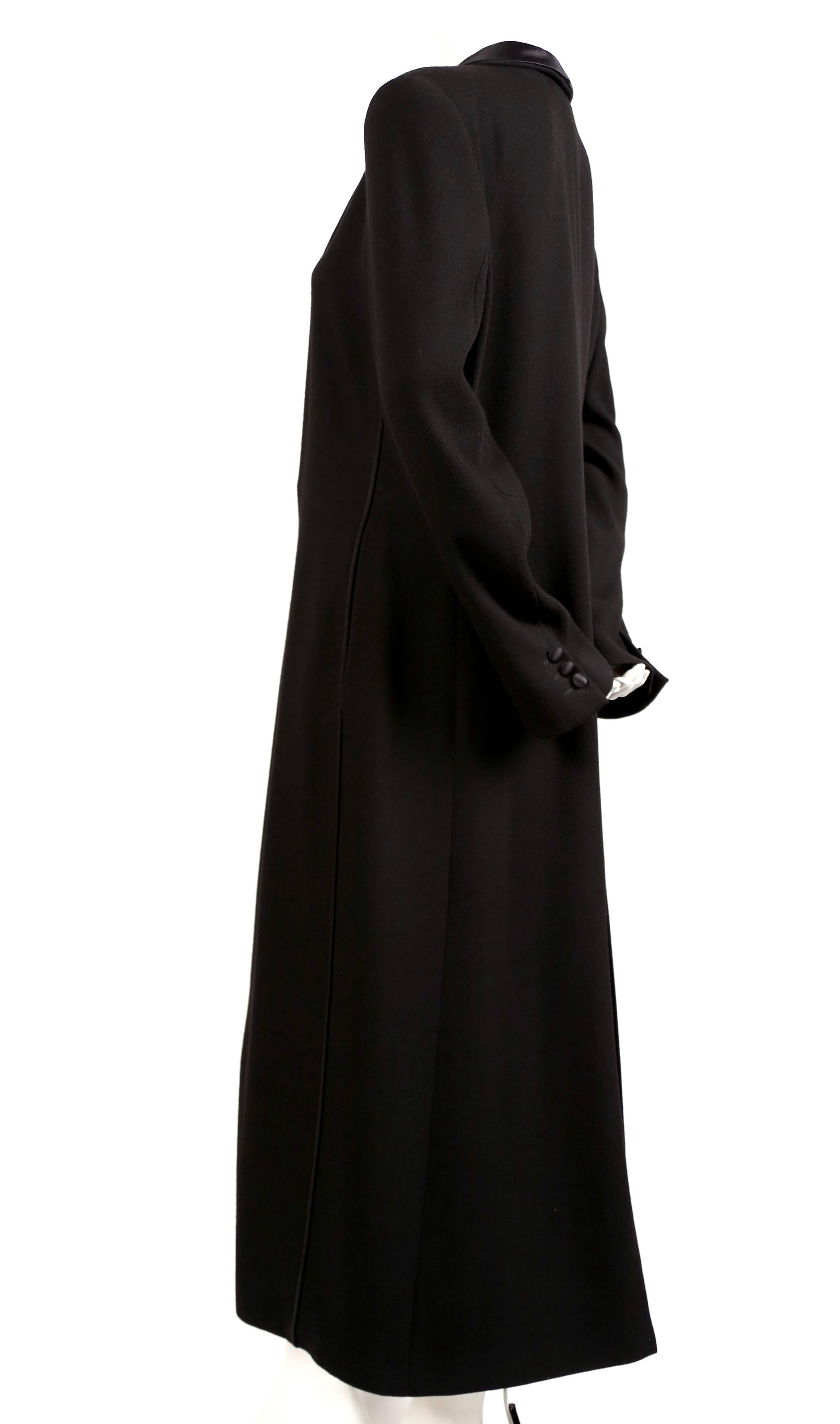 Manteau de smoking en laine noire de jais avec garnitures en satin et en Corde, conçu par Giorgio Armani et datant des années 1990. Taille italienne 42. Mesures approximatives : épaule 18