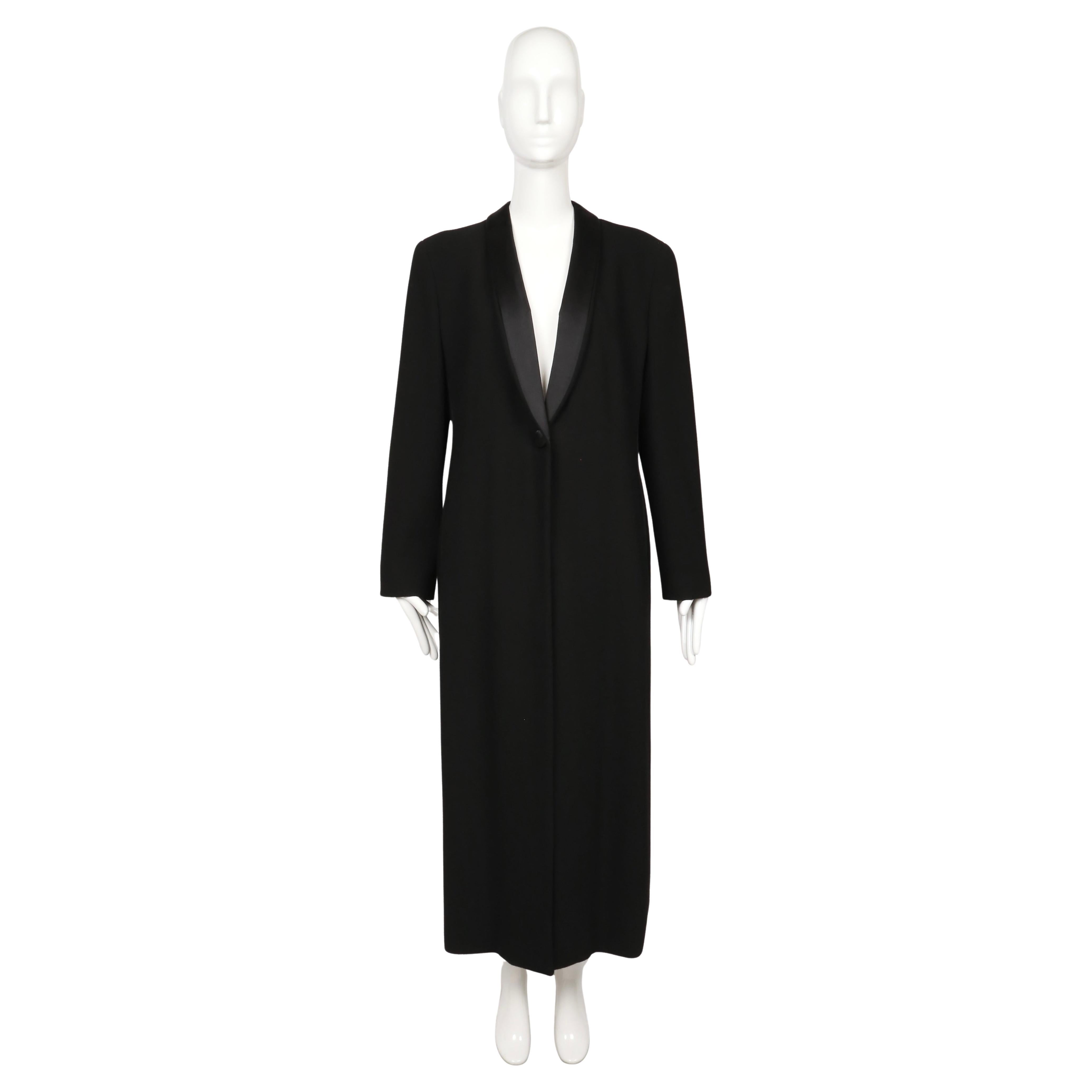 Übergroßer Giorgio Armani-Smokingmantel aus Wolle aus den 1990er Jahren. Der Mantel hat eine lange, stromlinienförmige Form, wird mit einem einzigen Knopf geschlossen und verfügt über ein elegantes Satin-Schalrevers, das ihm einen formellen,