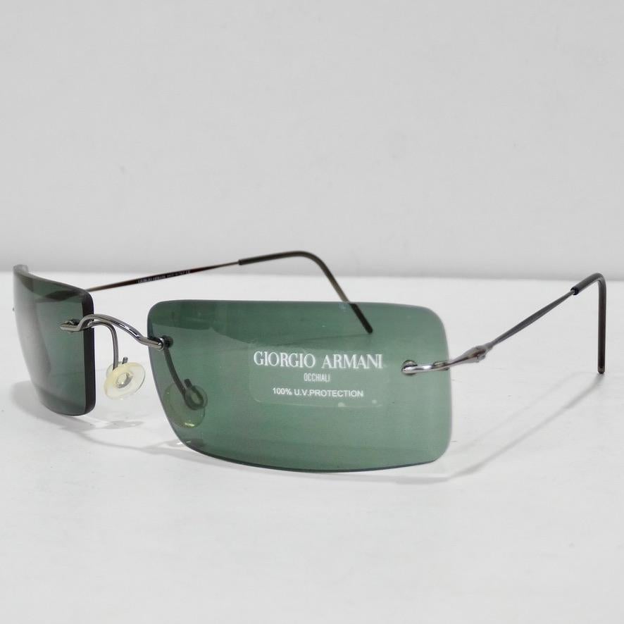 Cet été, vous pourrez porter ces lunettes de soleil Giorgio Armani, datant des années 1990, sur un pied d'égalité avec les autres marques. Les lunettes de soleil parfaites pour tous les jours sont dotées de verres verts/bleus et de détails argentés.