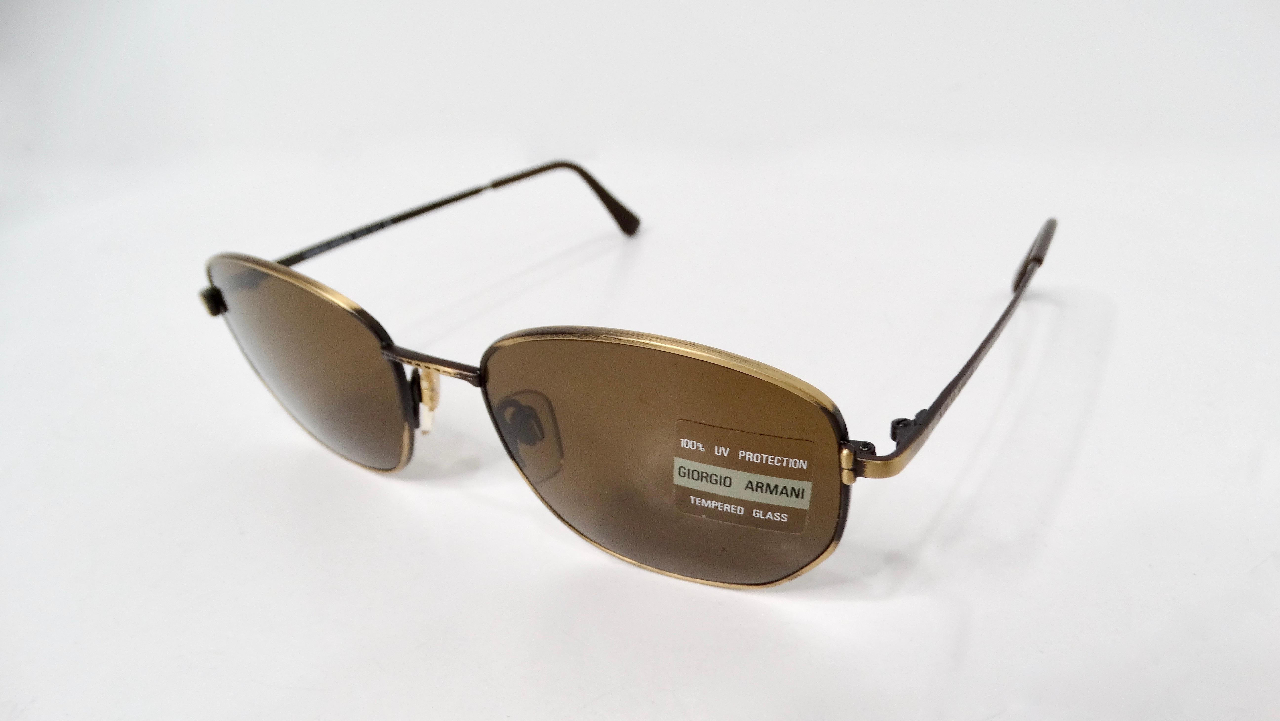Die 1990er Giorgio Armani Brown Tinted & Gold-Tone Metal Sunglasses verkörpern die Eleganz dieser Ära und vereinen zeitloses Design mit luxuriösen Details. Der satte Braunton bietet ein schickes, dezentes Aussehen, das zu einer Vielzahl von