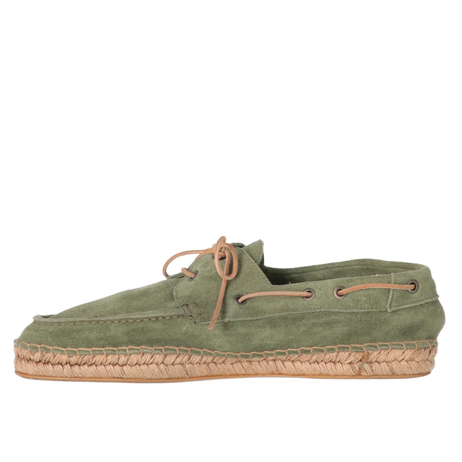 Giorgio Armani sage green suede lace-up boat shoes, side holes and shoelaces design, square toe and flat rope sole with rubber bottom. Perfect for a relaxed style without forgoing to be distinguishable.
Item shows signs of wear on the leather, as