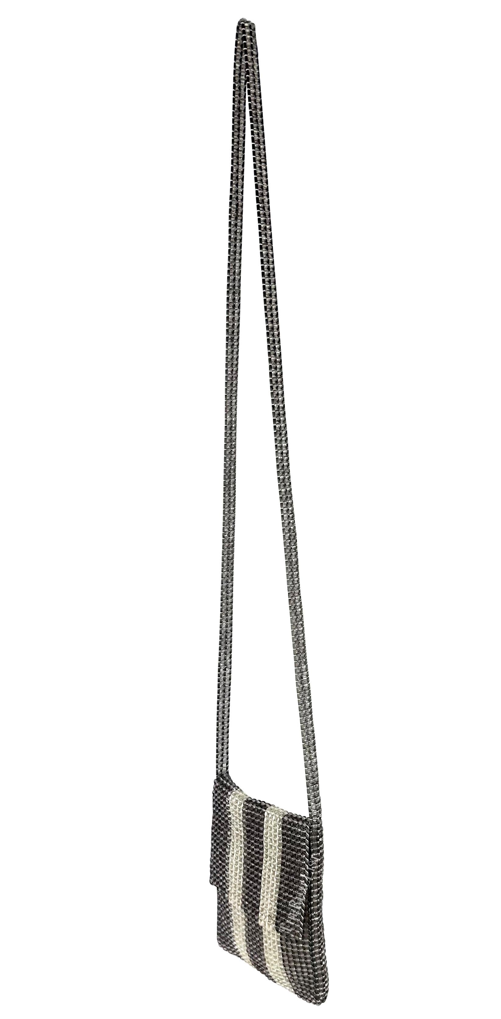 Whiting présente un fabuleux sac crossbody à perles gris et blanc de Giorgio Armani. Datant de la fin des années 1990, ce mini sac chic est entièrement constitué de perles de cristal grises et blanches et se ferme par un rabat. Accessoire parfait